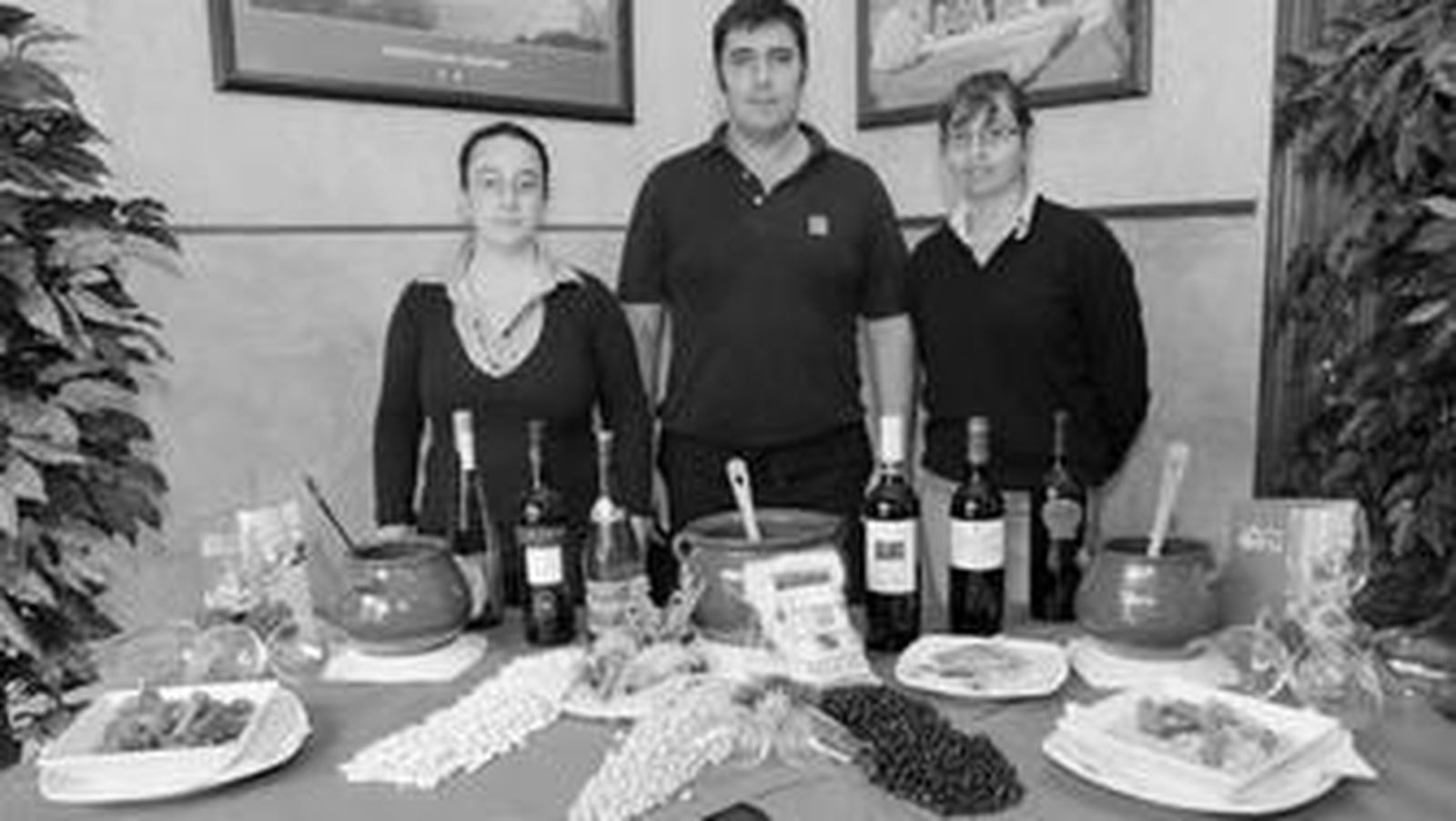 Alberto M. San Sebastián (centro) y Vanesa Sánchez (d), propietaria, ante la rica materia prima.