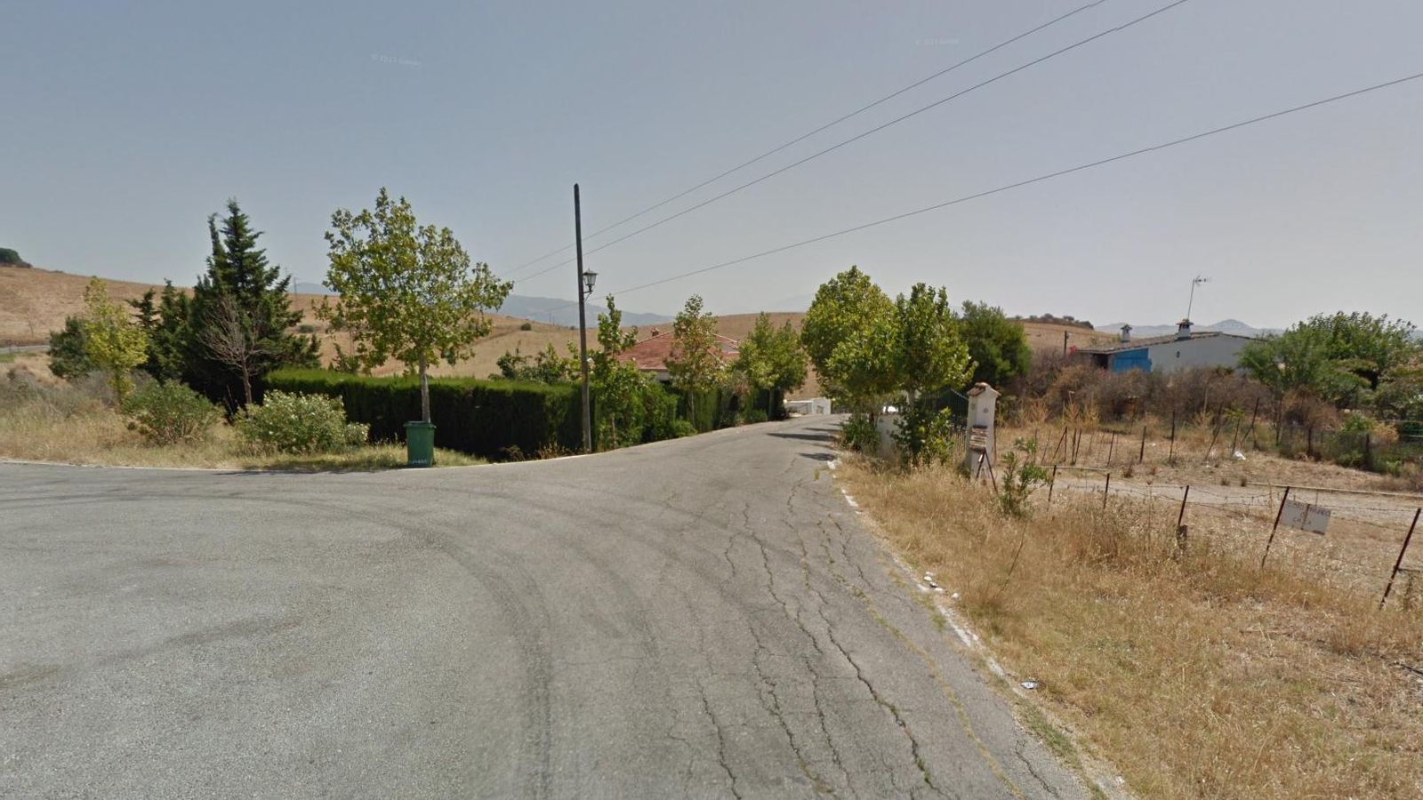 Salimos de la carretera por la derecha buscando el tanatorio de Jimena.