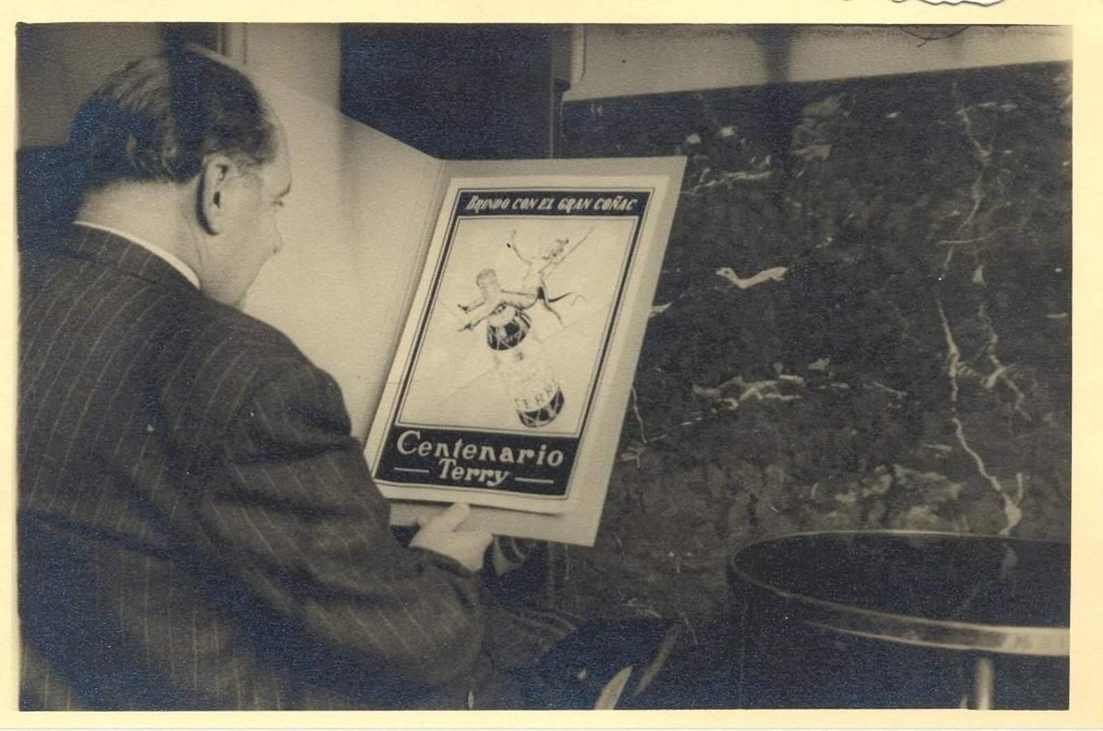 José Luis Torres ante uno de sus trabajos para Terry.