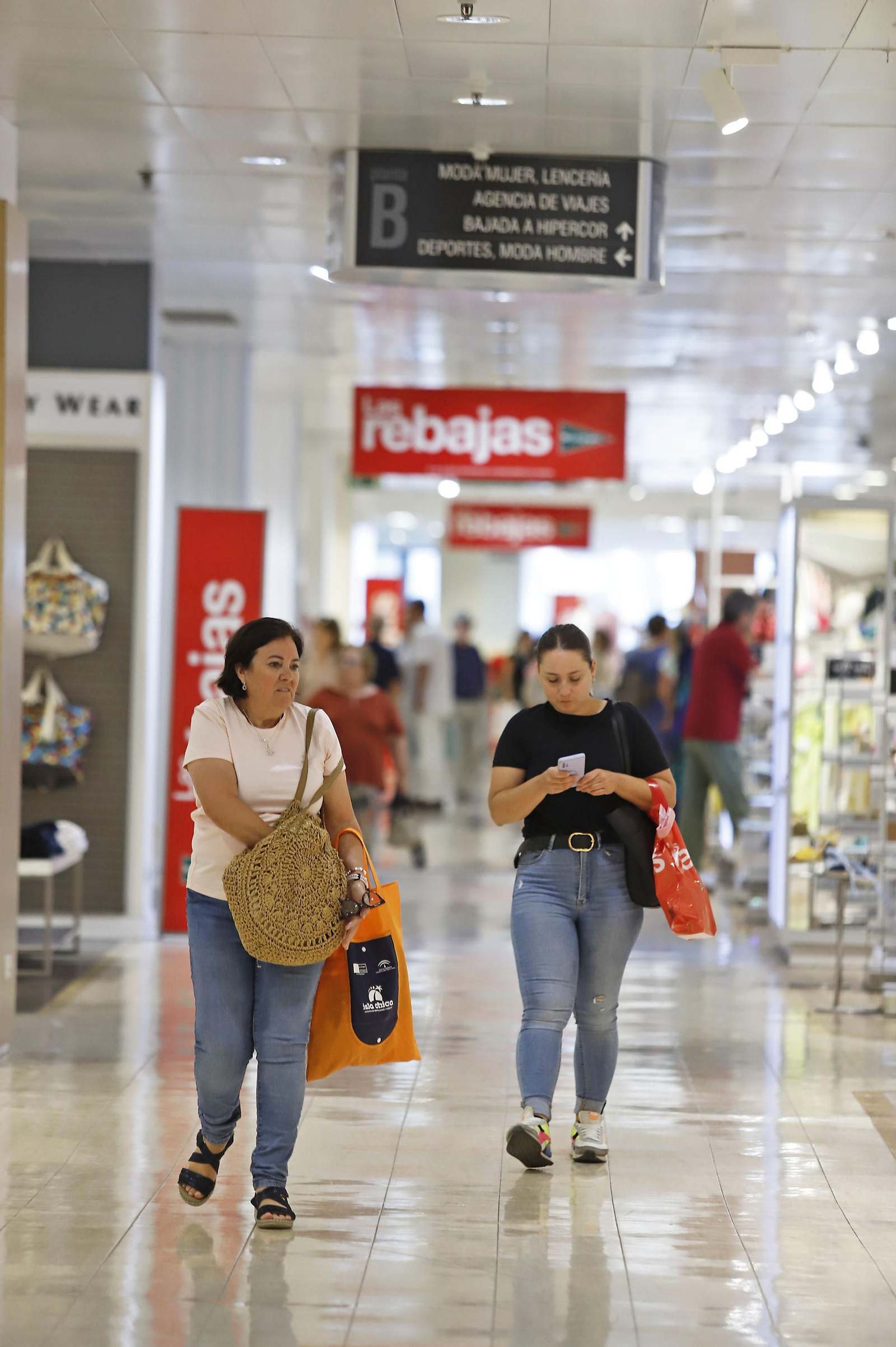 Imágenes del inicio de las Rebajas de verano en Huelva