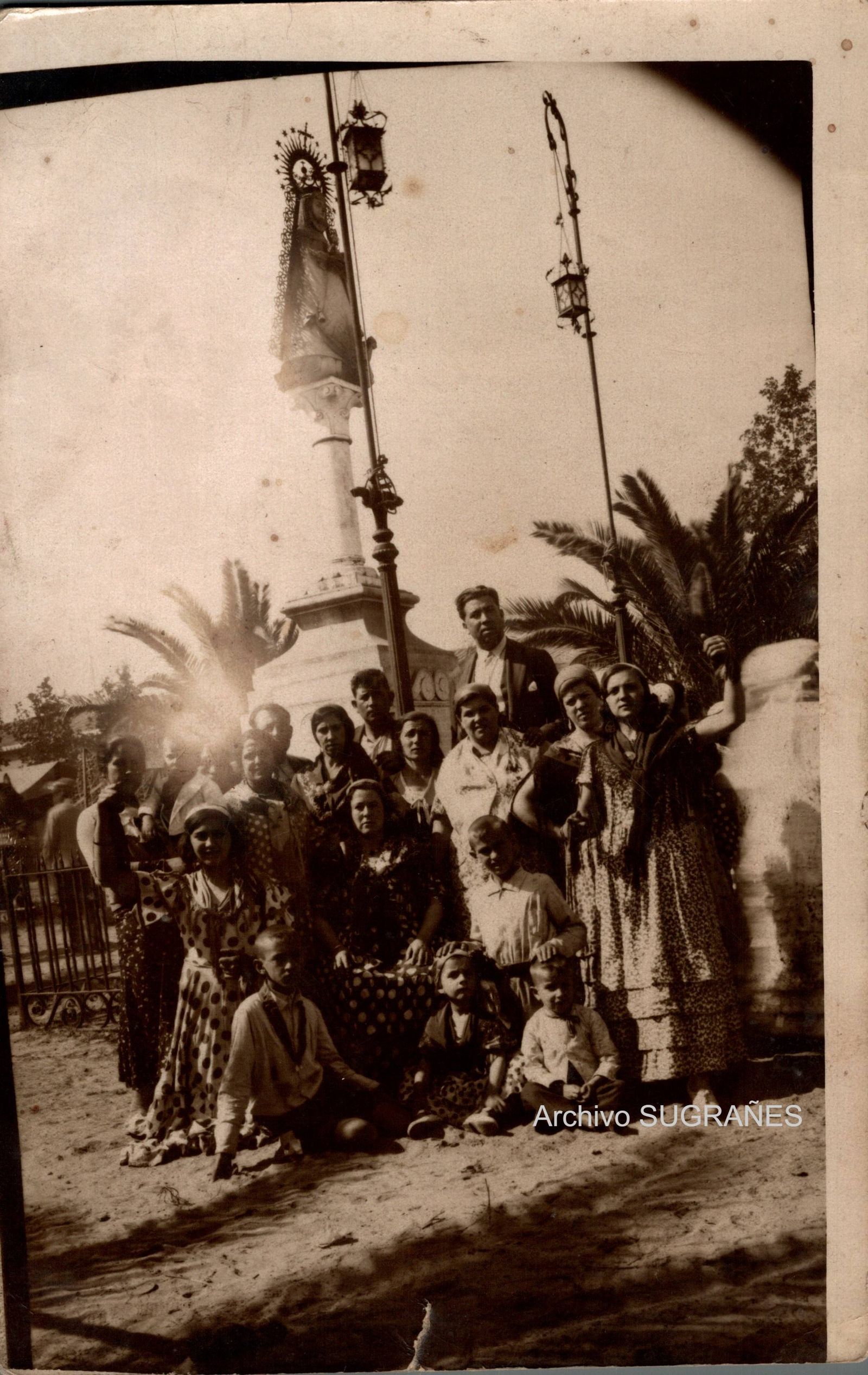 Una de las primeras fotografías familiares junto al Monumento a la Coronación.