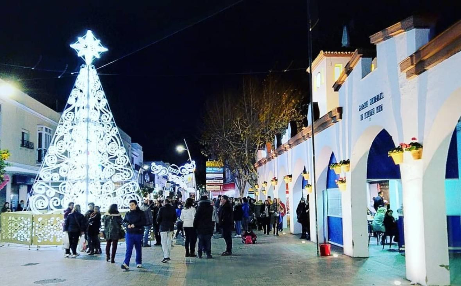 Árbol de Navidad en la plaza de Abastos de Chipiona, en una imagen de archivo.