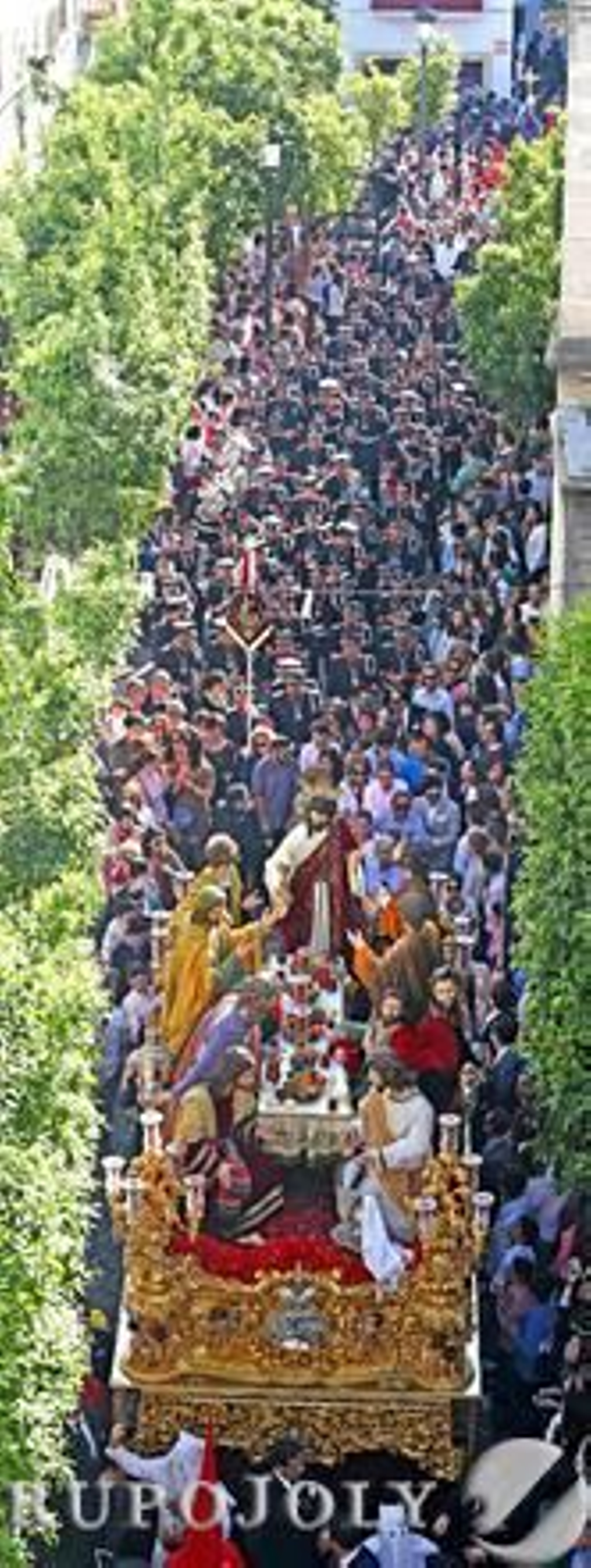 El paso avanza y tras él los sones de La Estrella de Dos Hermanas.

Foto: Pascual