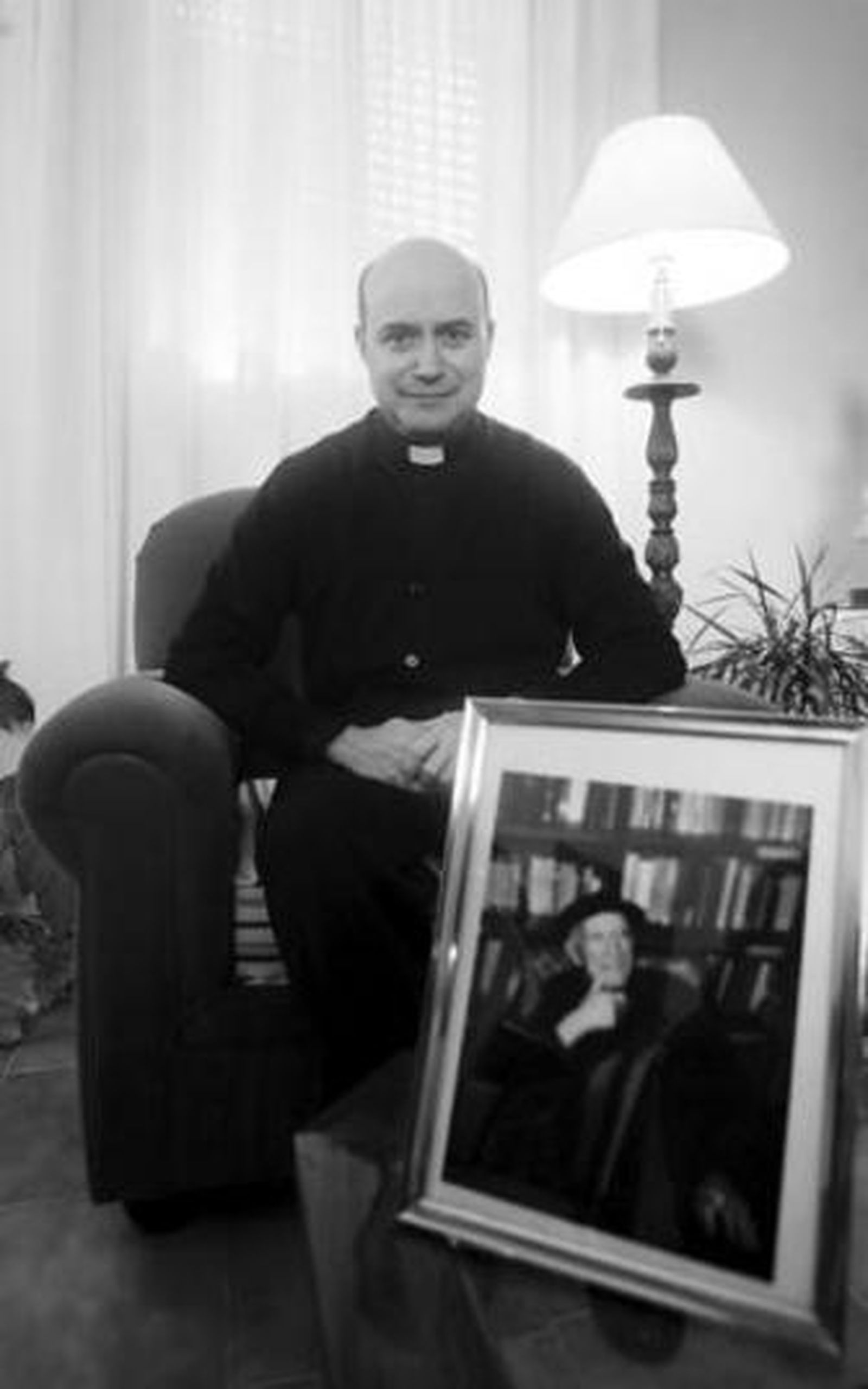 Antonio Gascón junto a un retrato del padre Vicente.