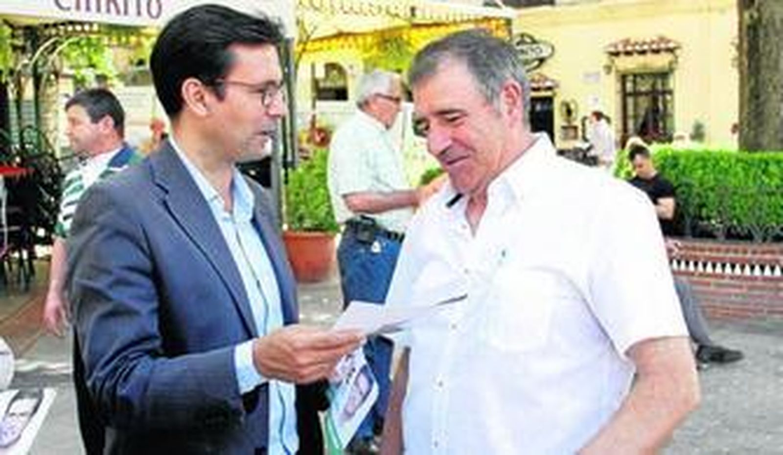 Paco Cuenca, alcaldable por el PSOE en la capital, explica algunas de sus propuestas a un vecino.