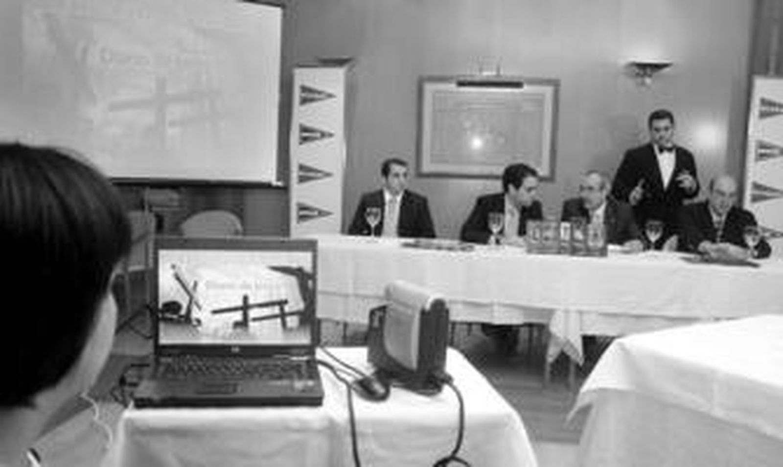 Un instante de la presentación ayer de la colección de DVD de la Semana Santa, acto celebrado en el restaurante de Hipercor Jerez.