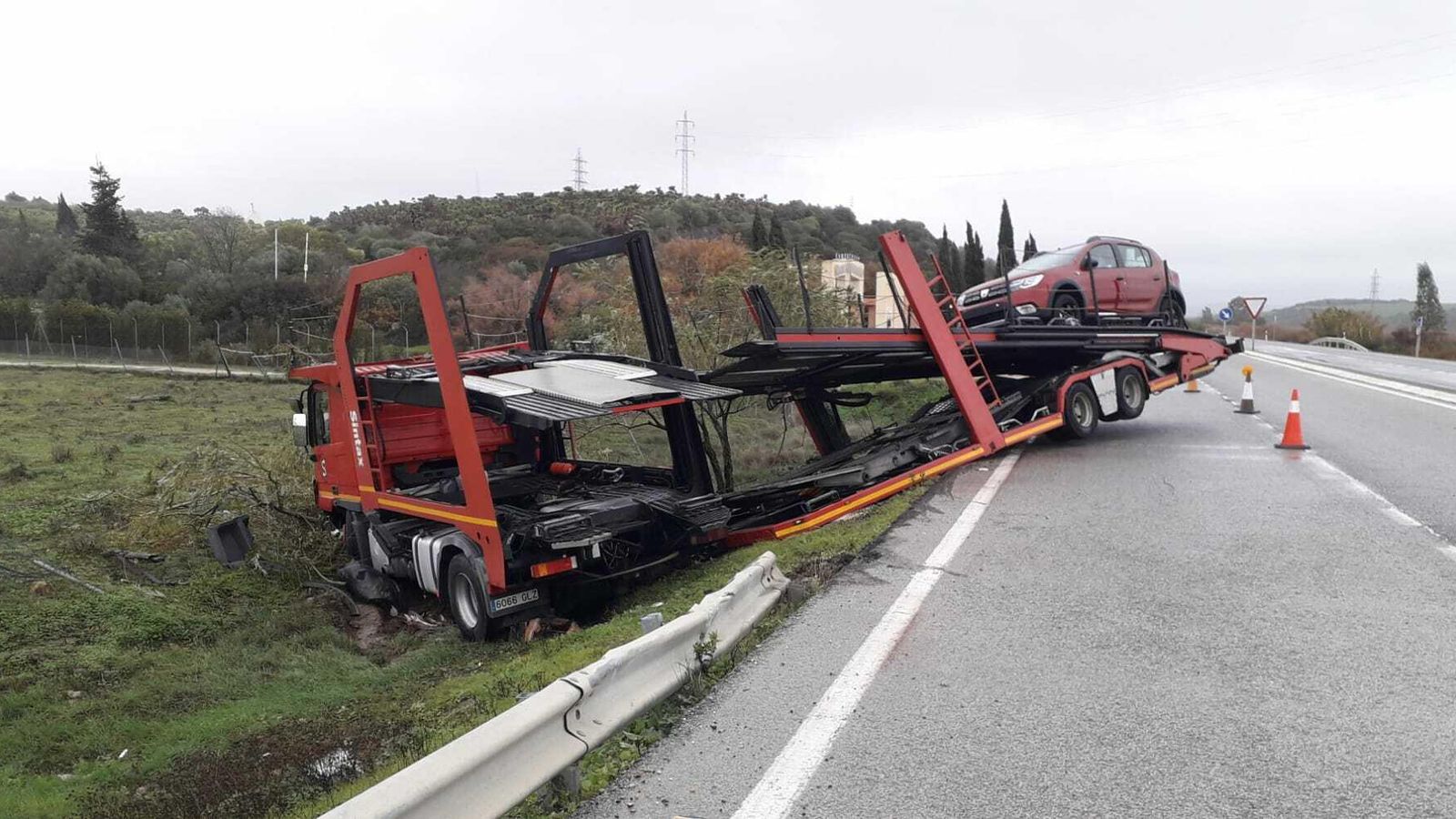 Un tráiler se ha salido en el kilómetro 1 de la A-390 a causa del fuerte viento. Un tráiler se ha salido en el kilómetro 1 de la A-390 a causa del fuerte viento.