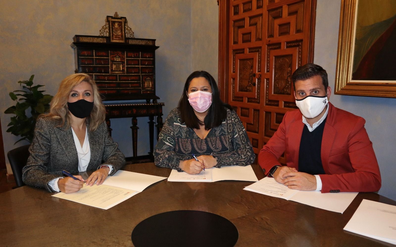 Un momento de la firma del acuerdo.