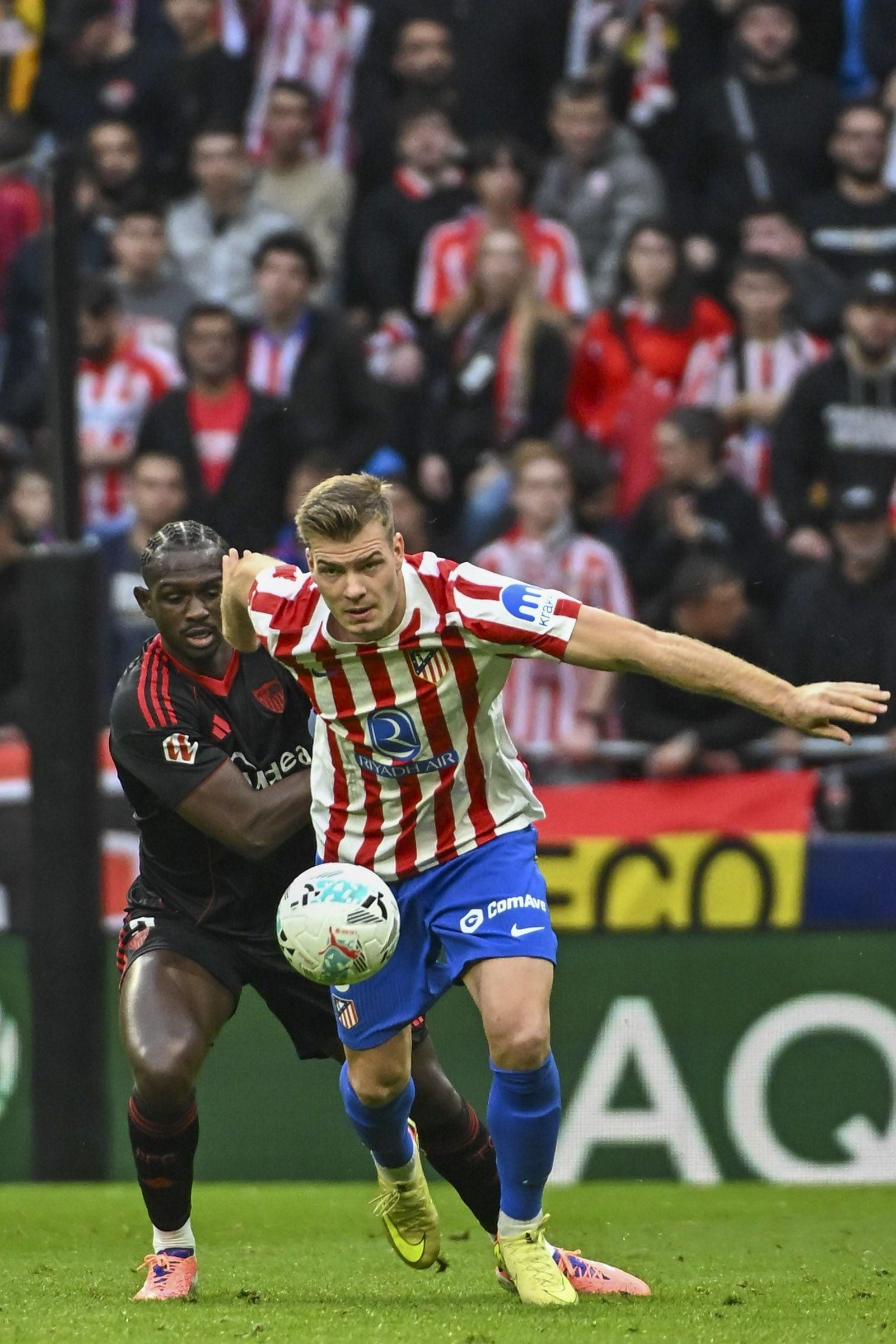 Nianzou pelea con Sorloth por un balón.