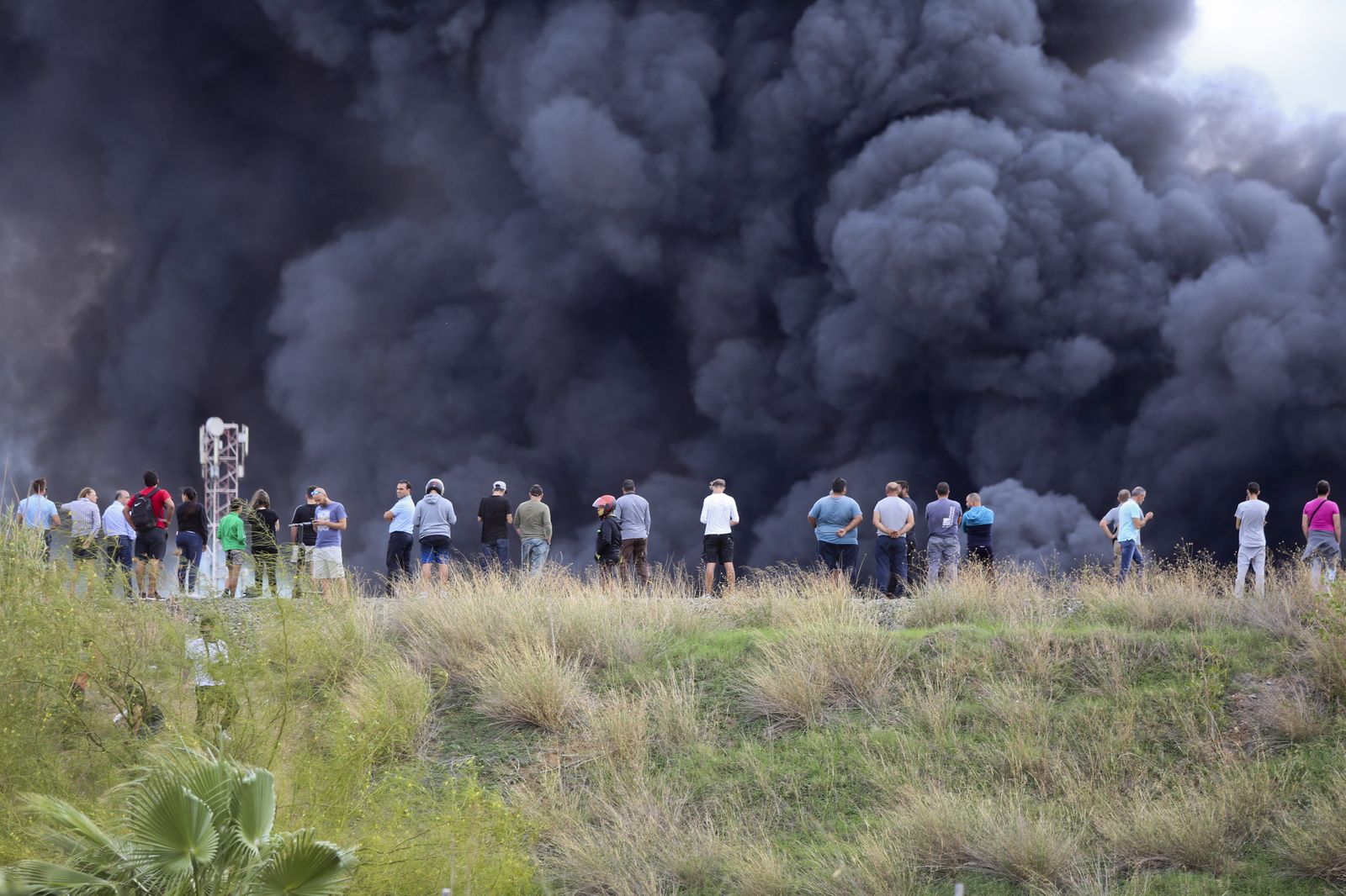 Fotos del incendio de varios vehículos en un aparcamiento de caravanas del polígono Guadalhorce