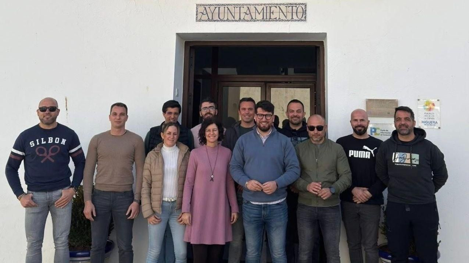 El alcalde y equipo de gobierno con miembros de las unidades.