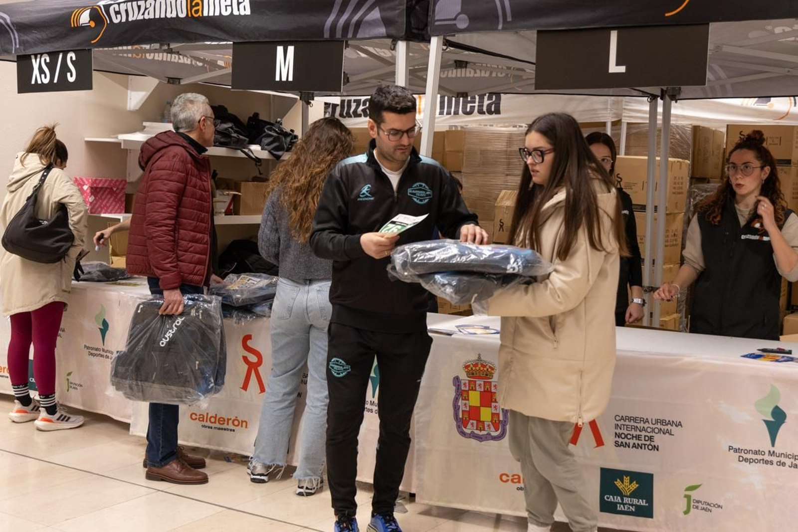 En imágenes: buen ritmo en el inicio de la recogida de dorsales para la Carrera de San Antón