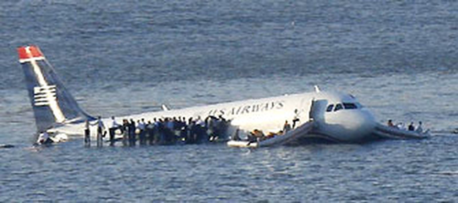 Un avión de pasajeros cae al río Hudson de Nueva York