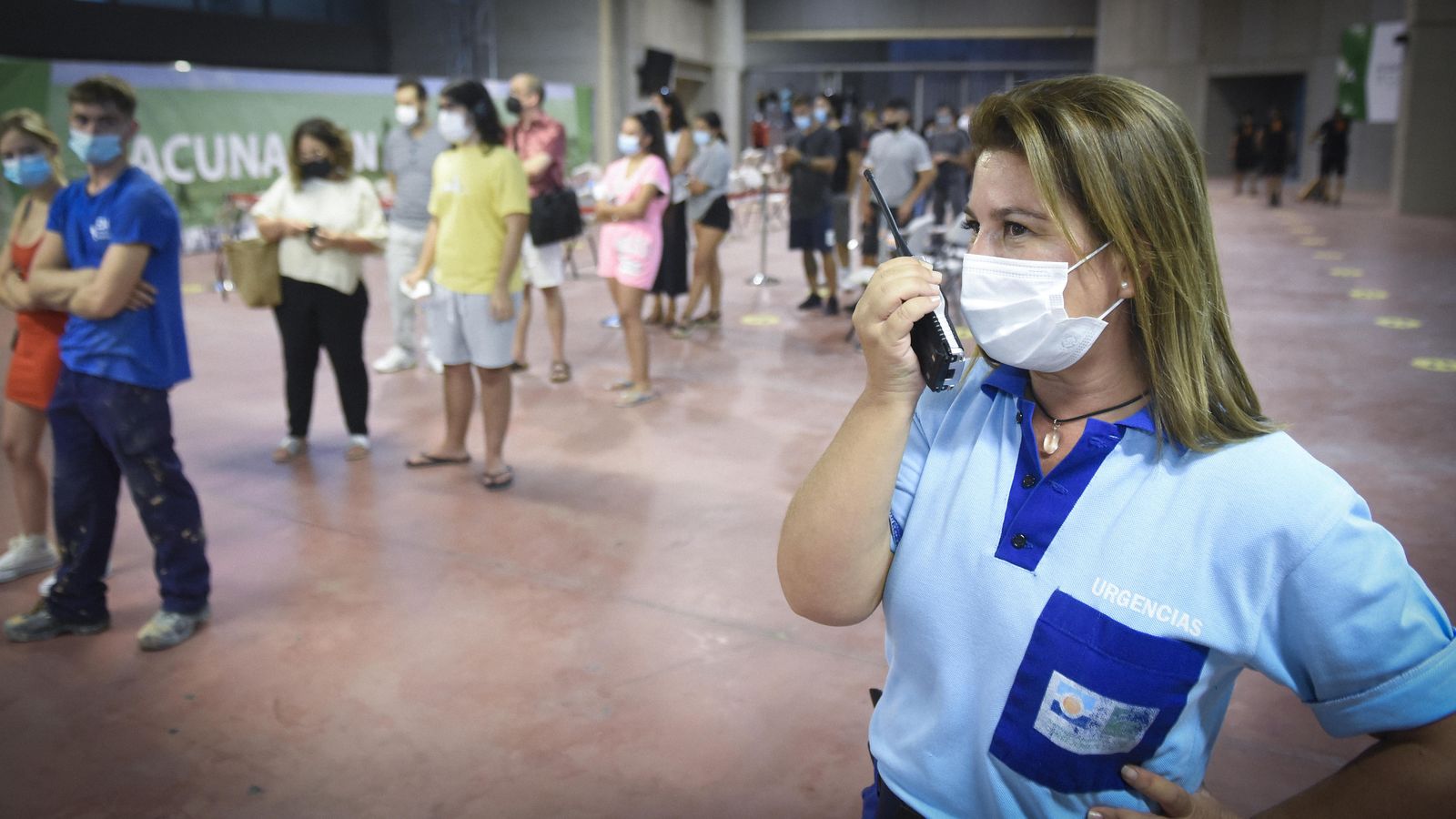 La enfermera en un momento de su jornada diaria en el 'vacunódromo' de la Cartuja.