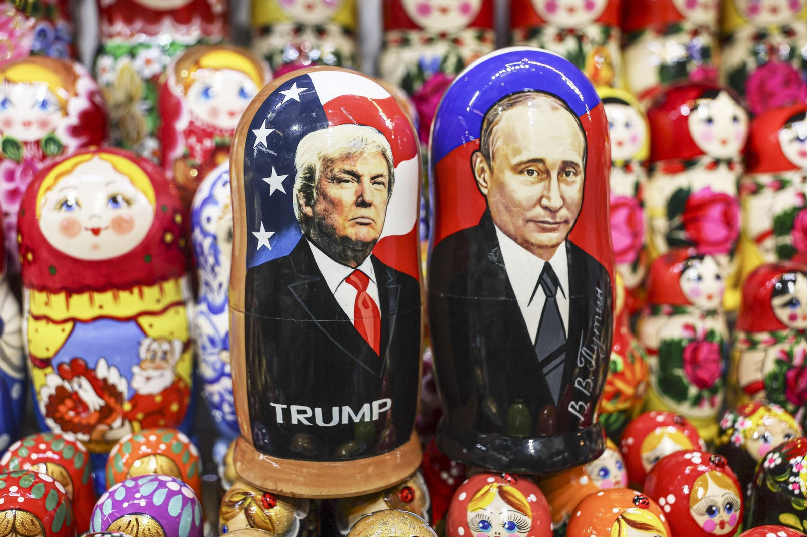 Las figuras de Putin y Trump animan la venta en tiendas de souvenirs rusas antes de la cumbre de Alaska.