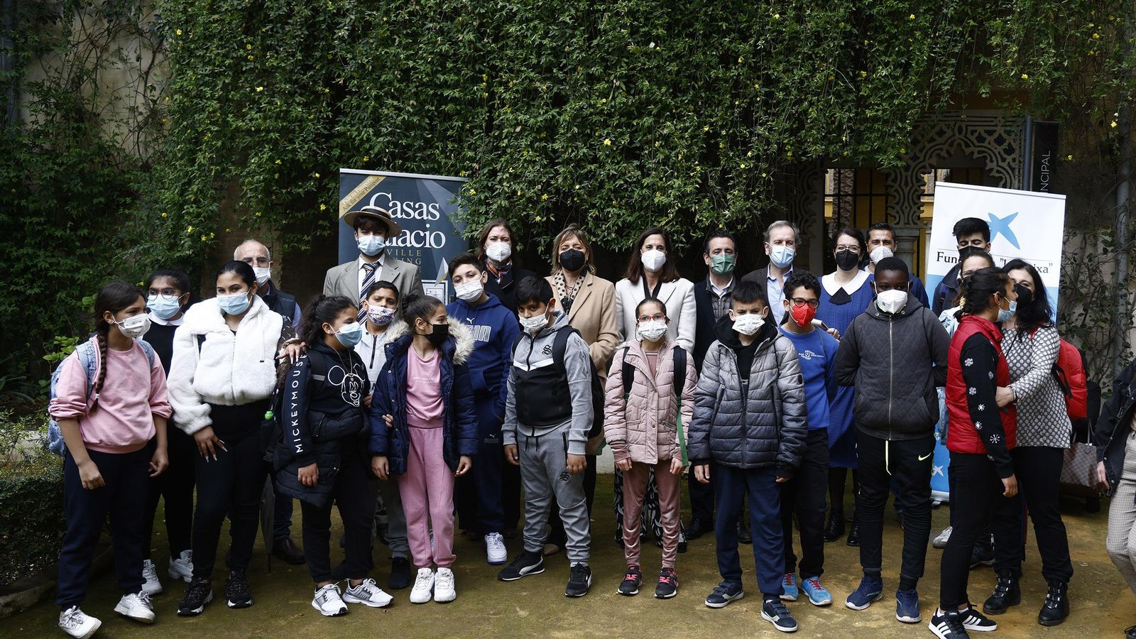Los alumnos de la visita-taller al Palacio de las Dueñas acompañados de su director, Rafael Maqueda; María Jesús Catalá, directora territorial de CaixaBank Andalucía Occidental y Extremadura, y Ricardo Gascó, presidente de la Asociación de Casas Palacio de Sevilla.