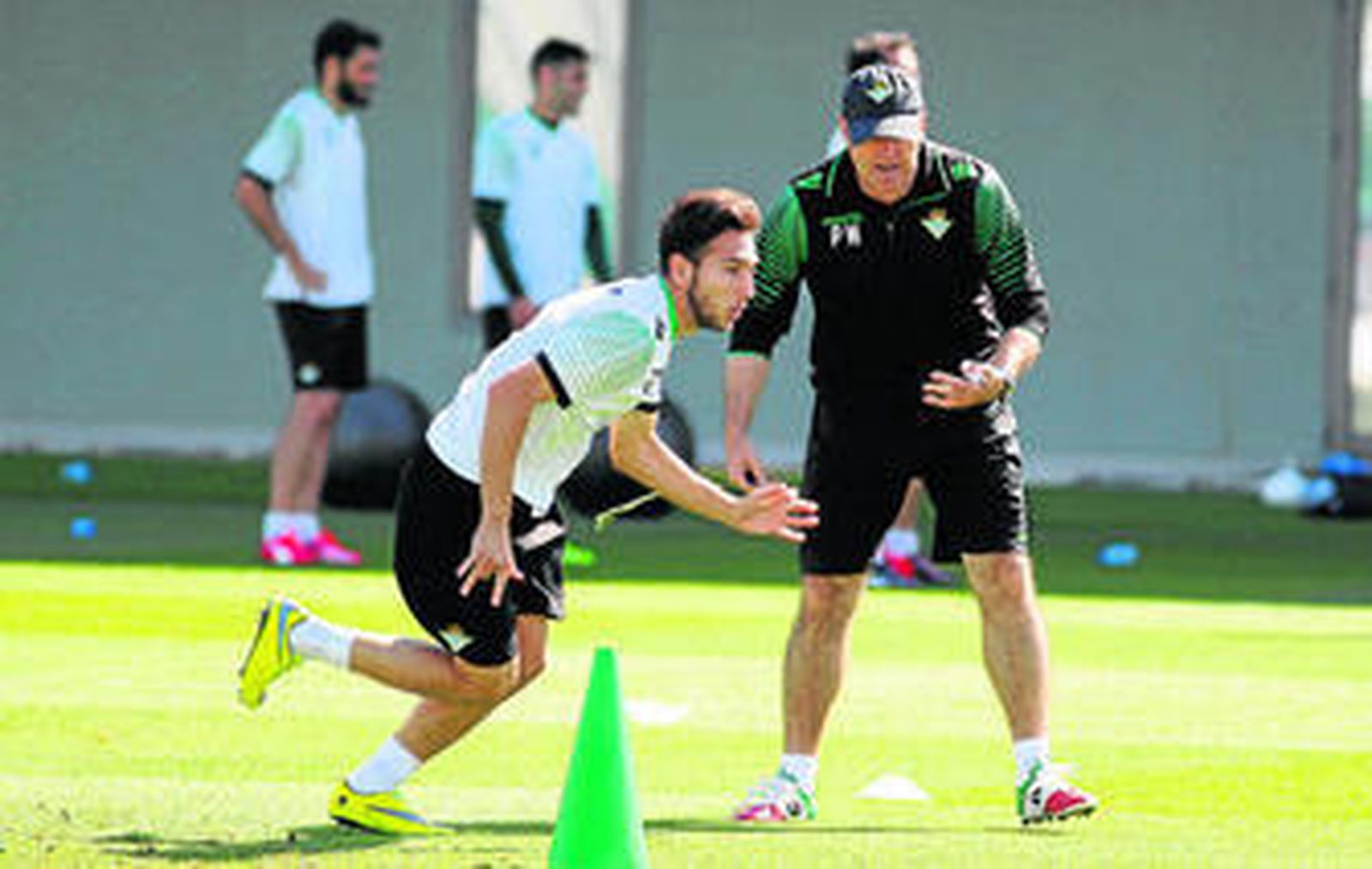 Mel anima a Varela durante un ejercicio del entrenamiento del pasado martes.