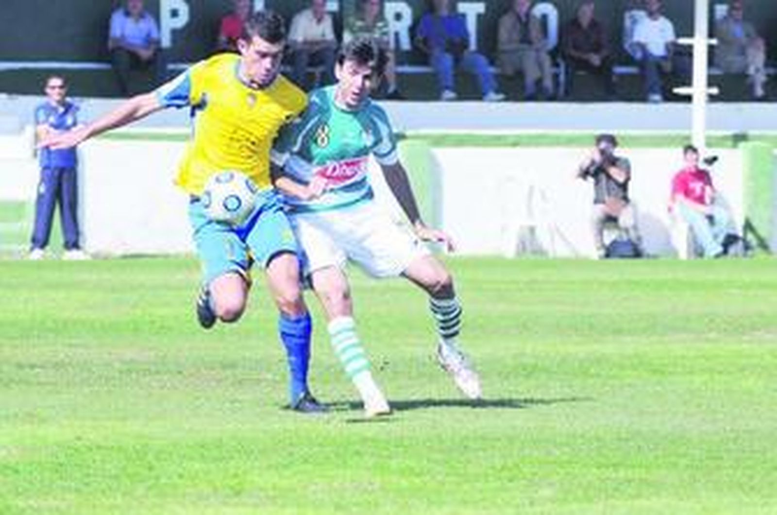 Caballero cubre el balón con el pecho ante David Navarro.