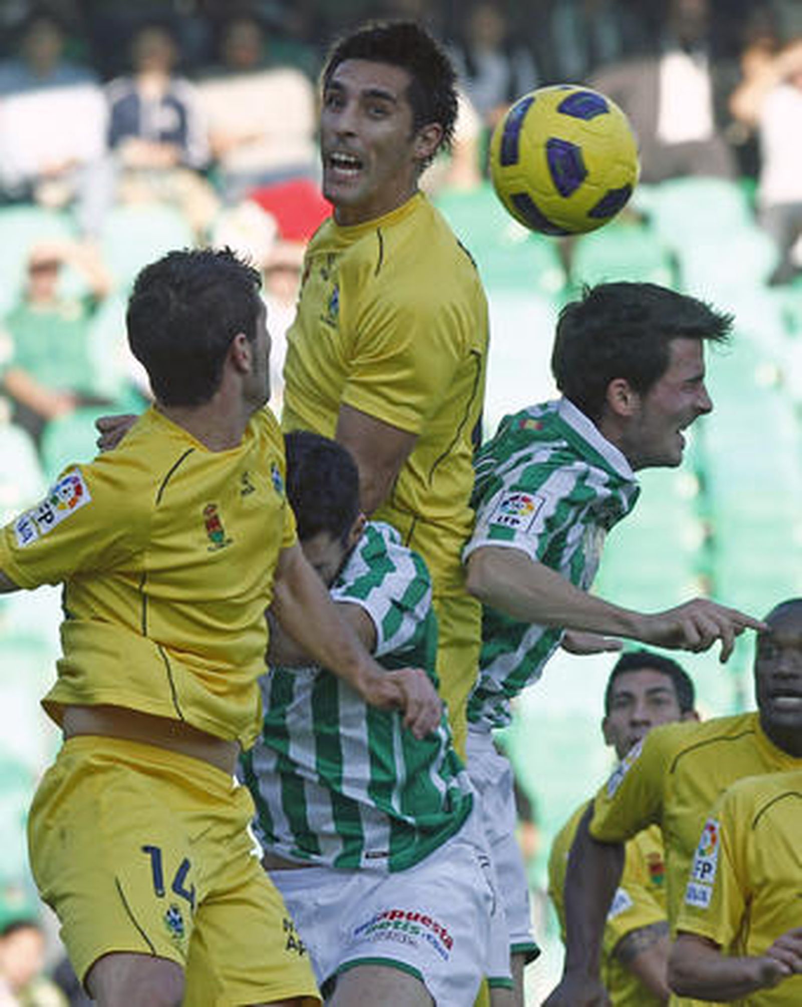 El Betis siguen mostrándose sólido en el Villamarín al ganar 3-0 al Alcorcón. / Antonio Pizarro