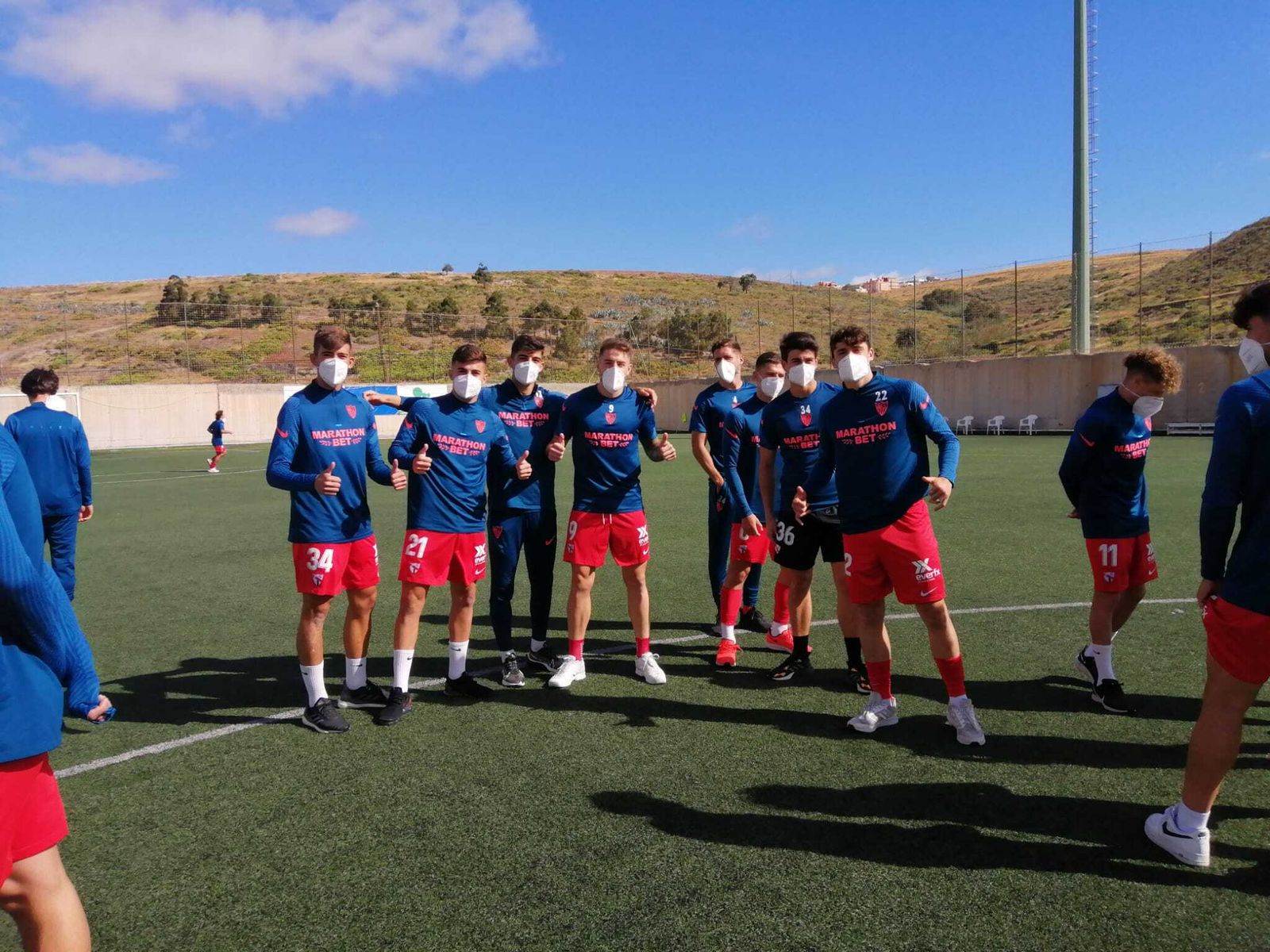 Los futbolistas del Sevilla Atlético saludan sobre el césped artificial del Juan Guedes, en Tamaraceite..