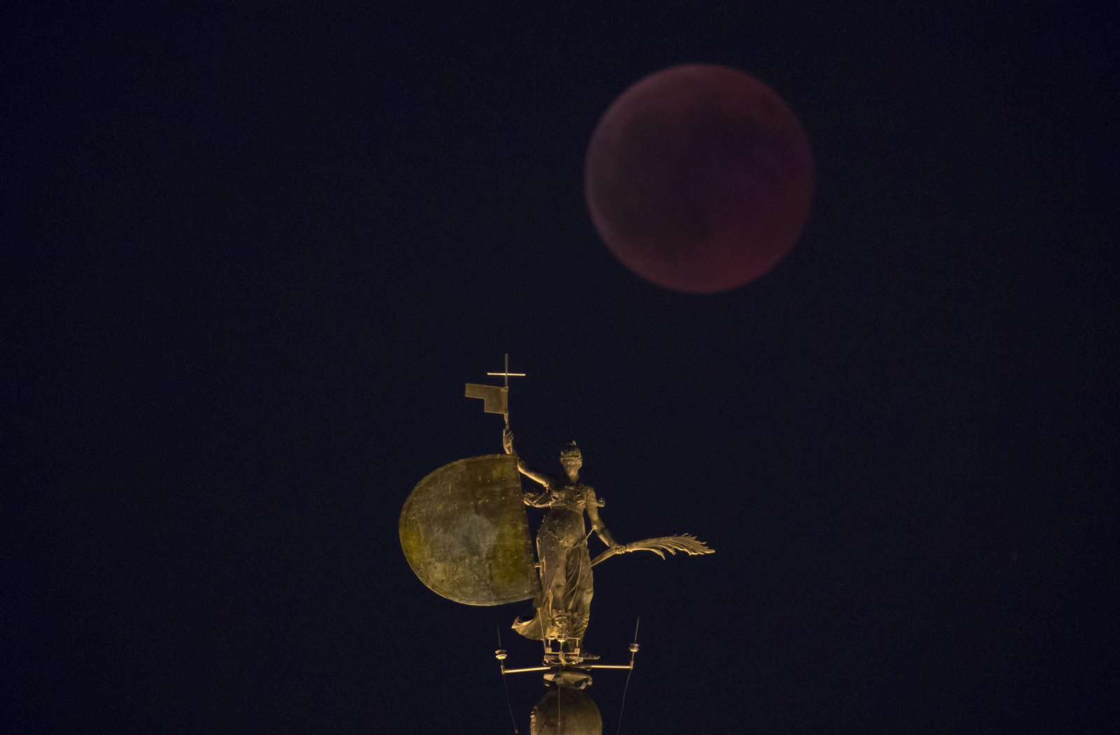 El eclipse de luna sobre el Giraldillo.