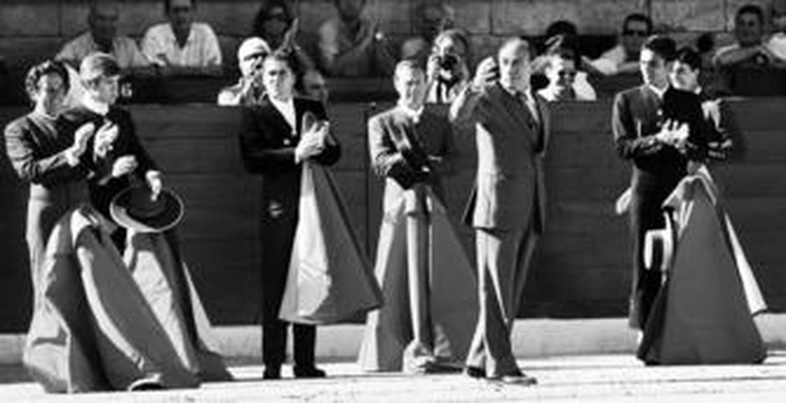 El homenajeado, Jesús Franco Cardeño, ovacionado por sus compañeros tras romperse el paseíllo.