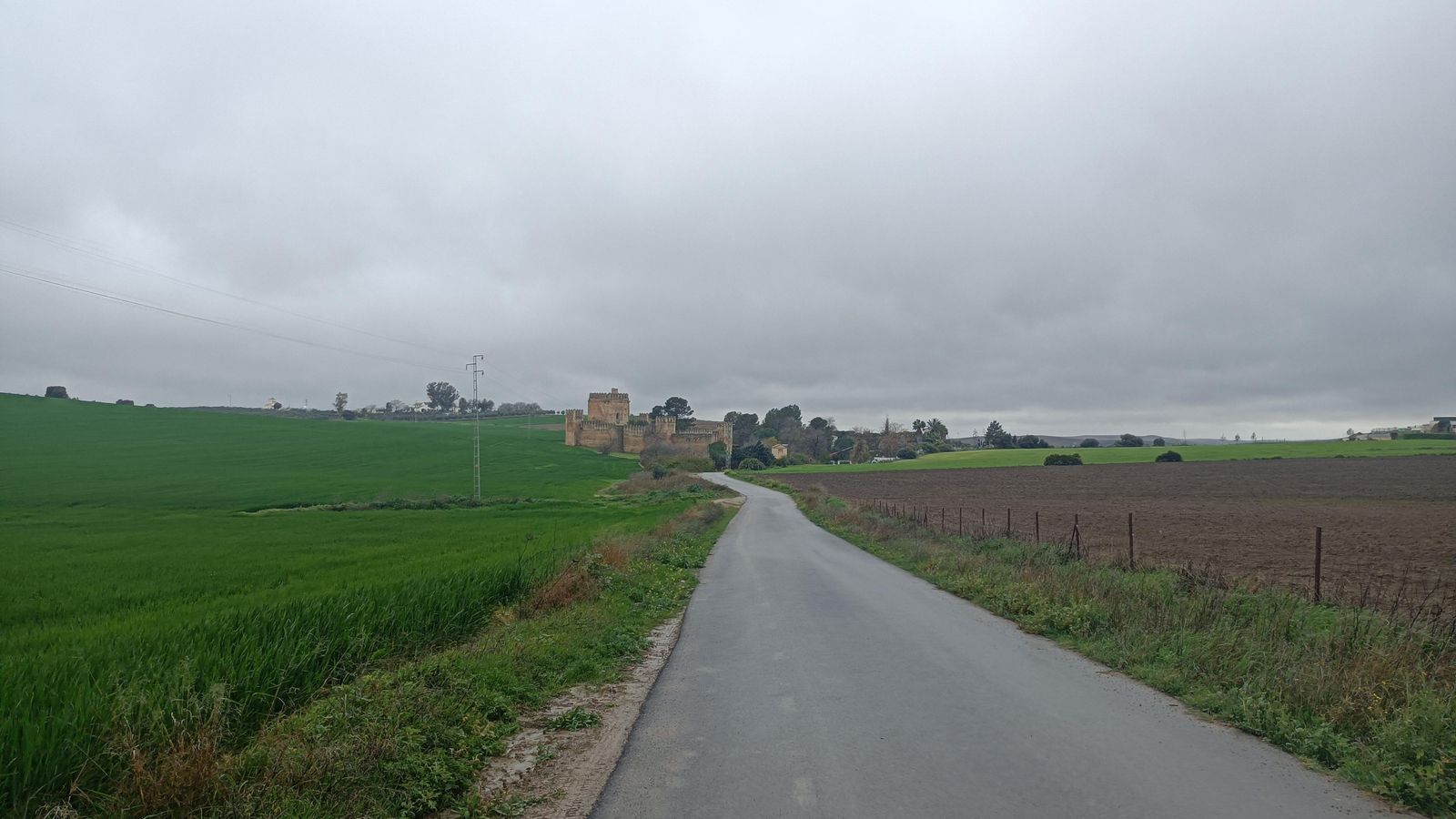 Salimos de la carretera en busca del Castillo de las Aguzaderas.