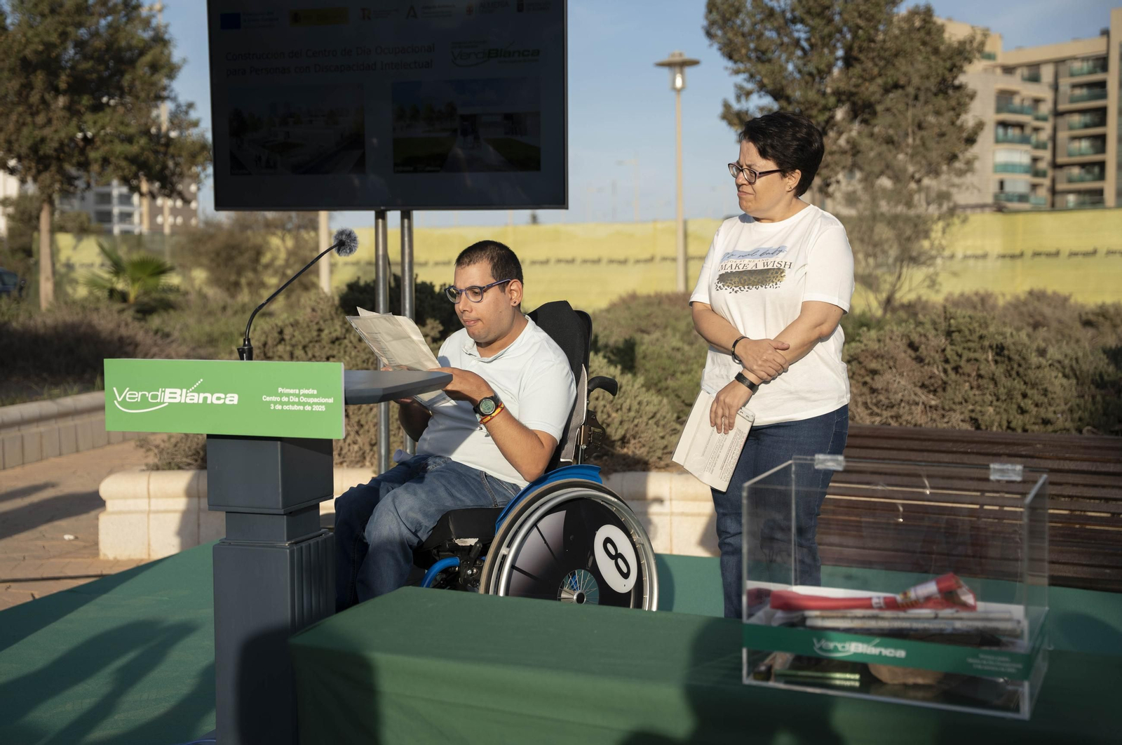 Las imágenes de la primera piedra del centro de día ocupacional Juan Goytisolo de Verdiblanca en Almería