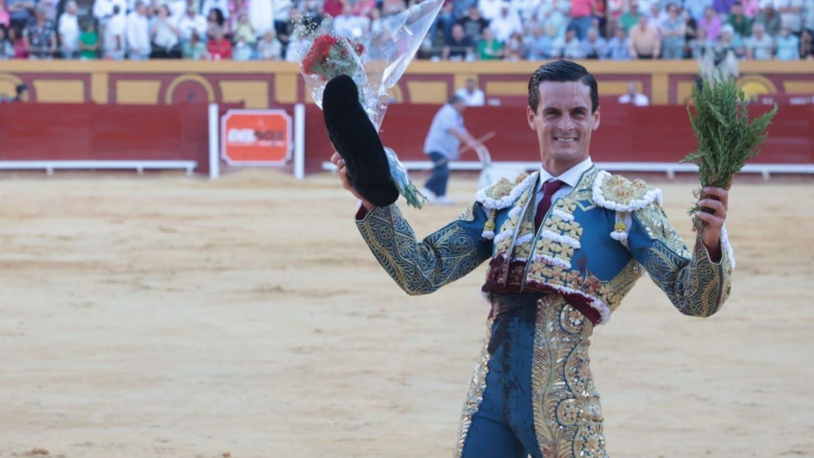 David Galván da una vuelta al ruedo tras cortar una oreja al encastado tercero de la tarde, de Fuente Ymbro.