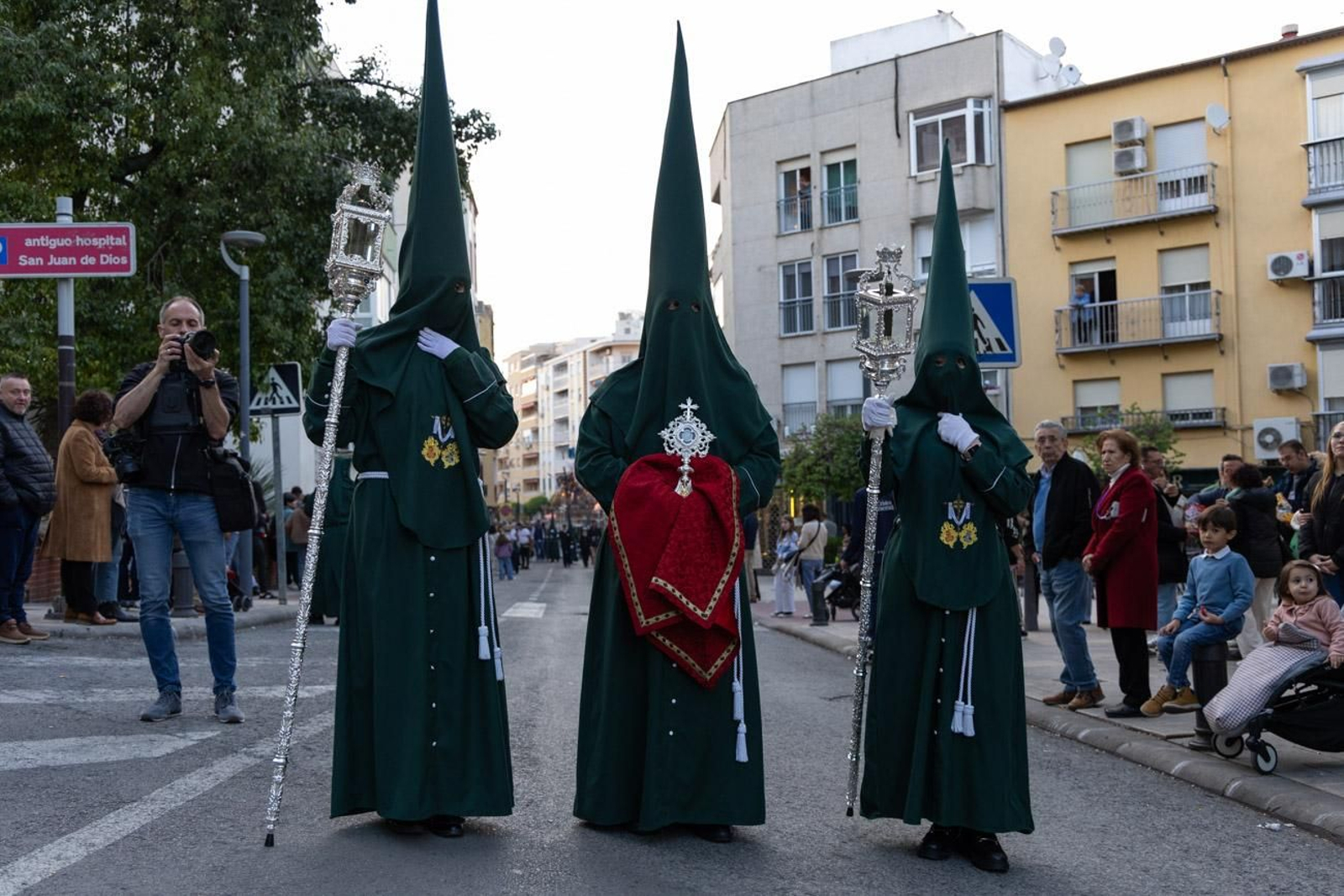 Las cofradías de la Vera Cruz, Expiración y Gran Poder lucen sus cortejos en la calle