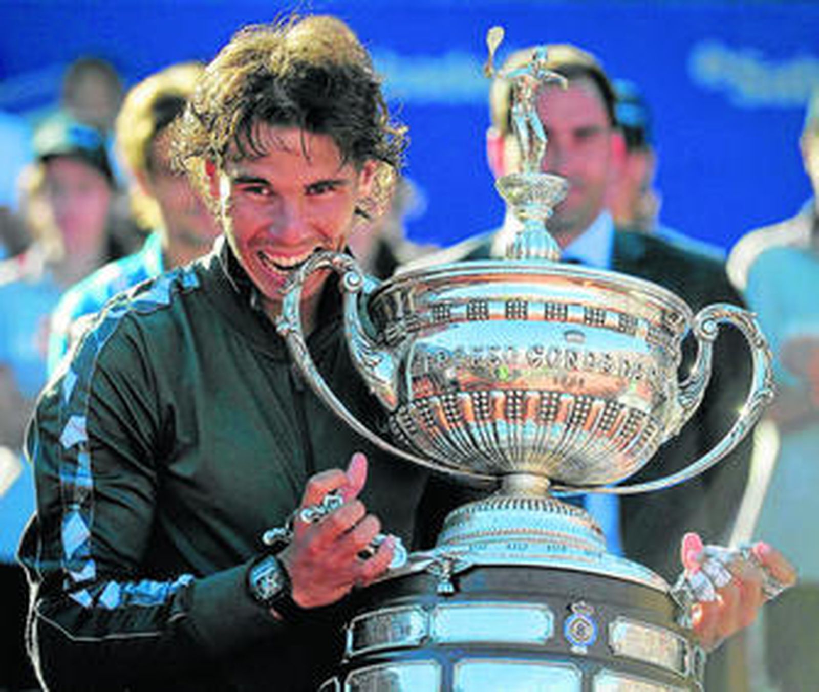 Rafa Nadal muerde el trofeo conquistado en el Conde de Godó.