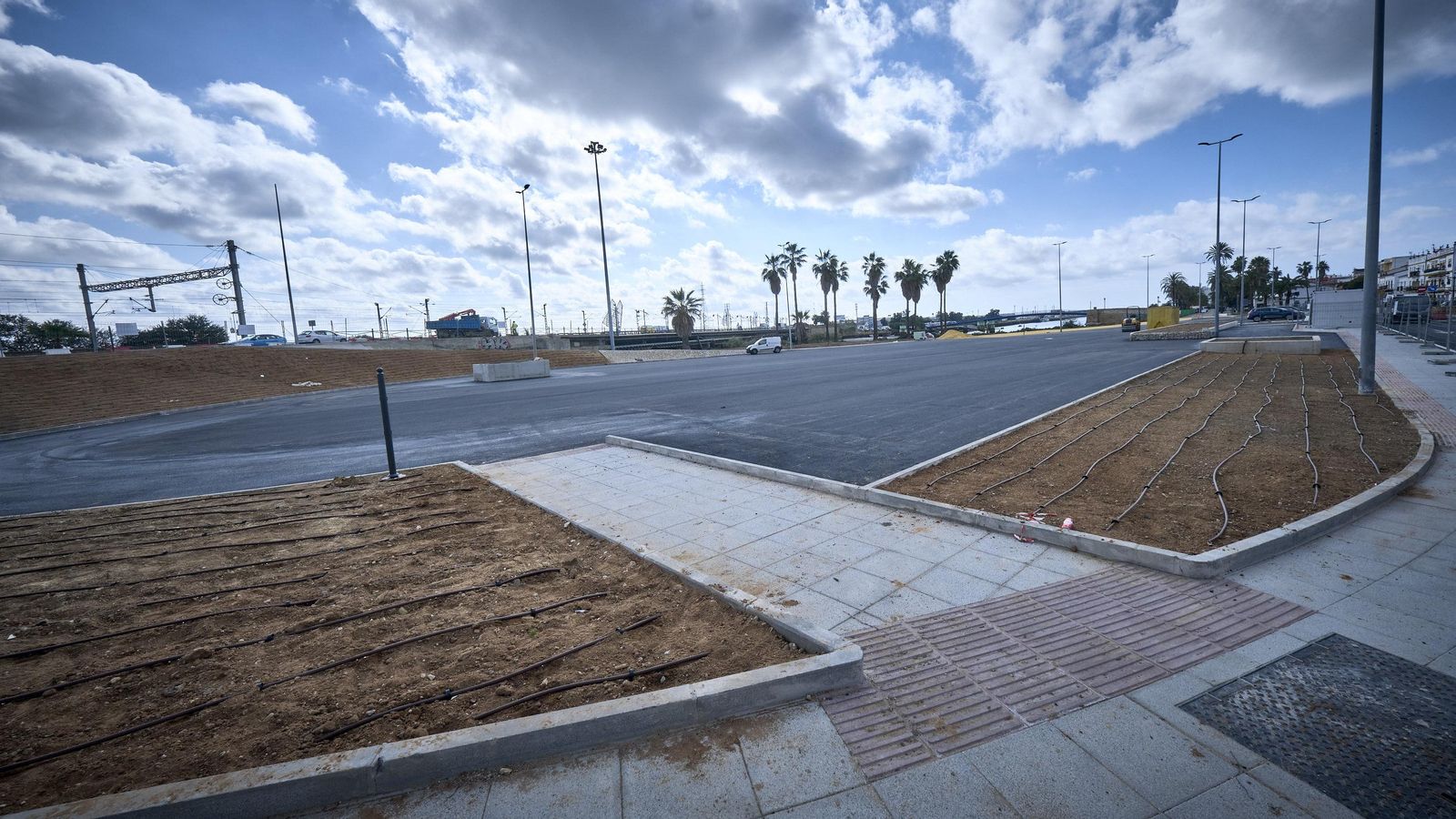 El parking en superficie rompe con la tendencia de eliminar los aparcamientos de la margen izquierda.