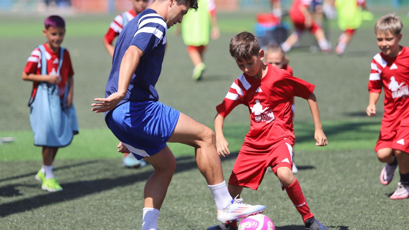 La visita de Brahim Díaz a su campus, en fotos