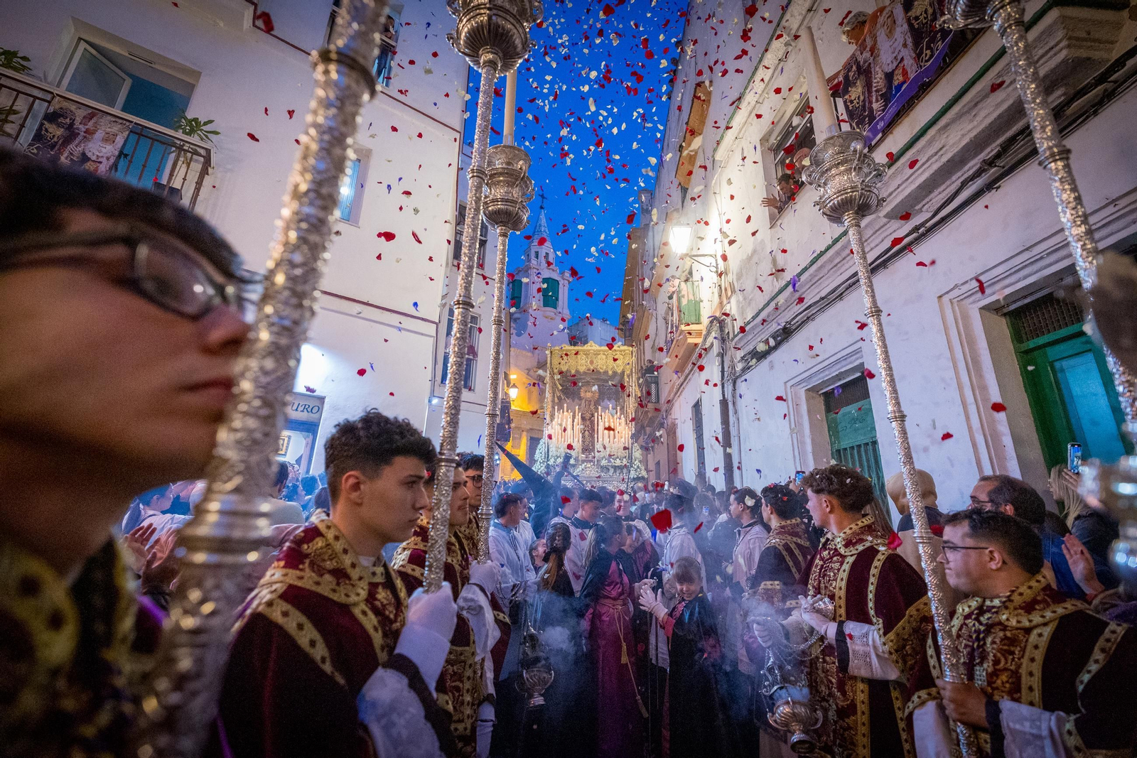 Imágenes de la salida del Nazareno en la Semana Santa de Cádiz 2025