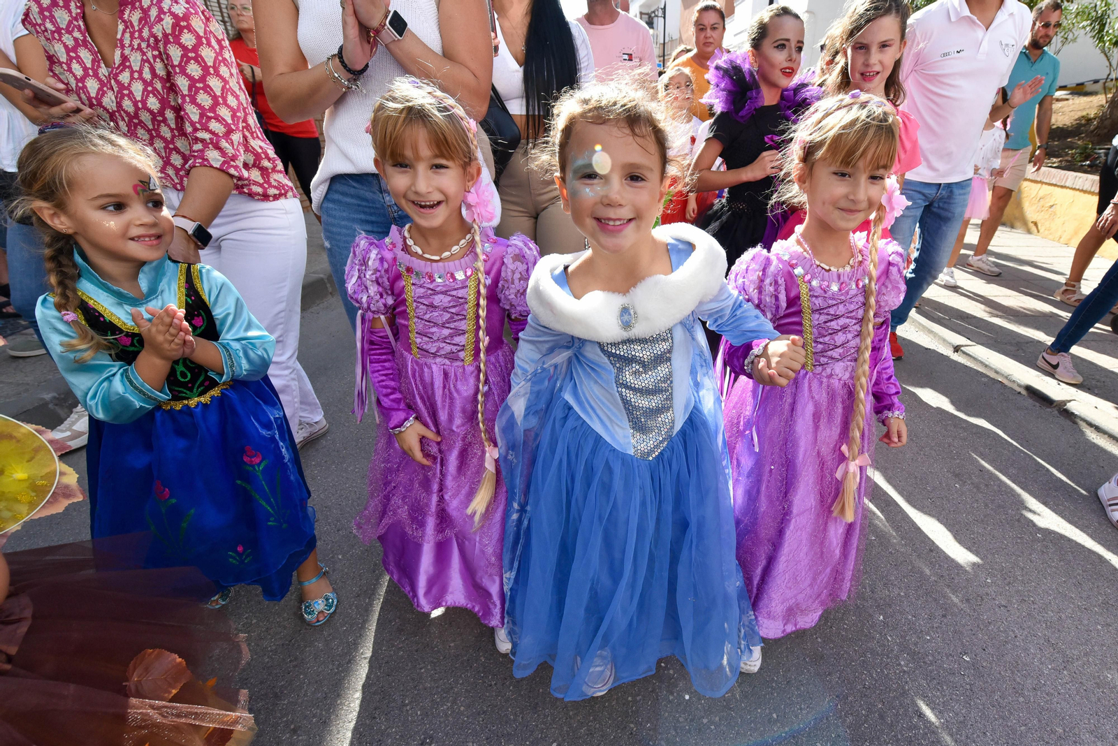 Búscate en las fotos de la cabalgata del Día del Niño en Los Barrios