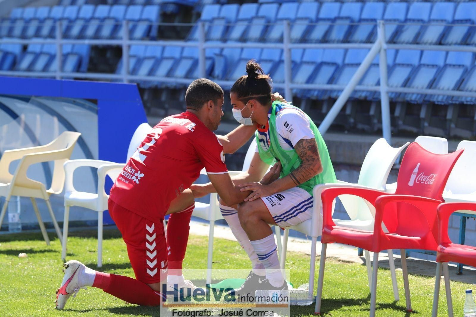 Chuli es consolado por un jugador del Tamaraceite al término del choque.