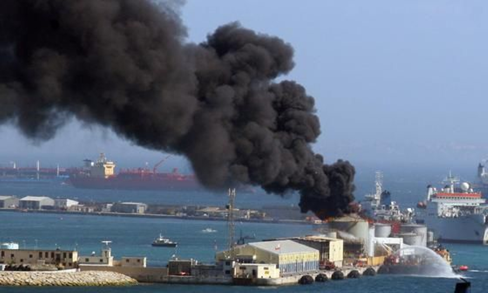 Dos personas resultan heridas en la explosión de un tanque de combustible en el puerto de Gibraltar. 

Foto: Paco Guerrero