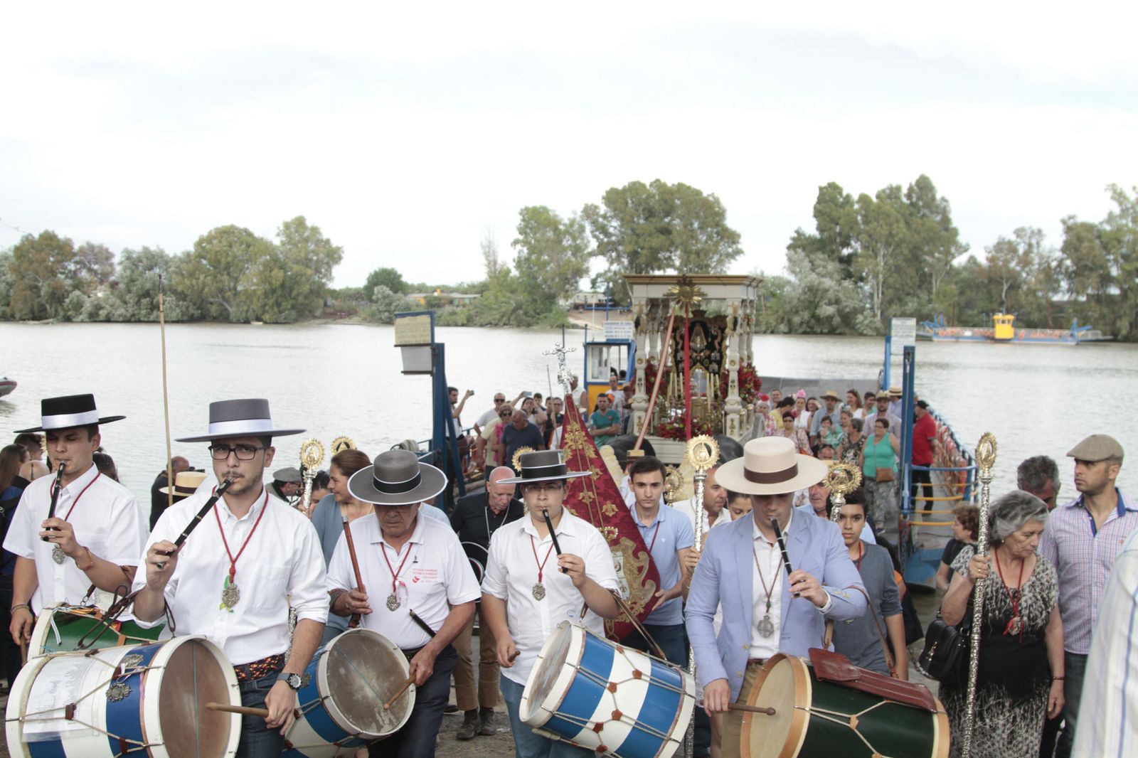 Hermandades cruzando el río Guadalquivir por Coria, en imágenes