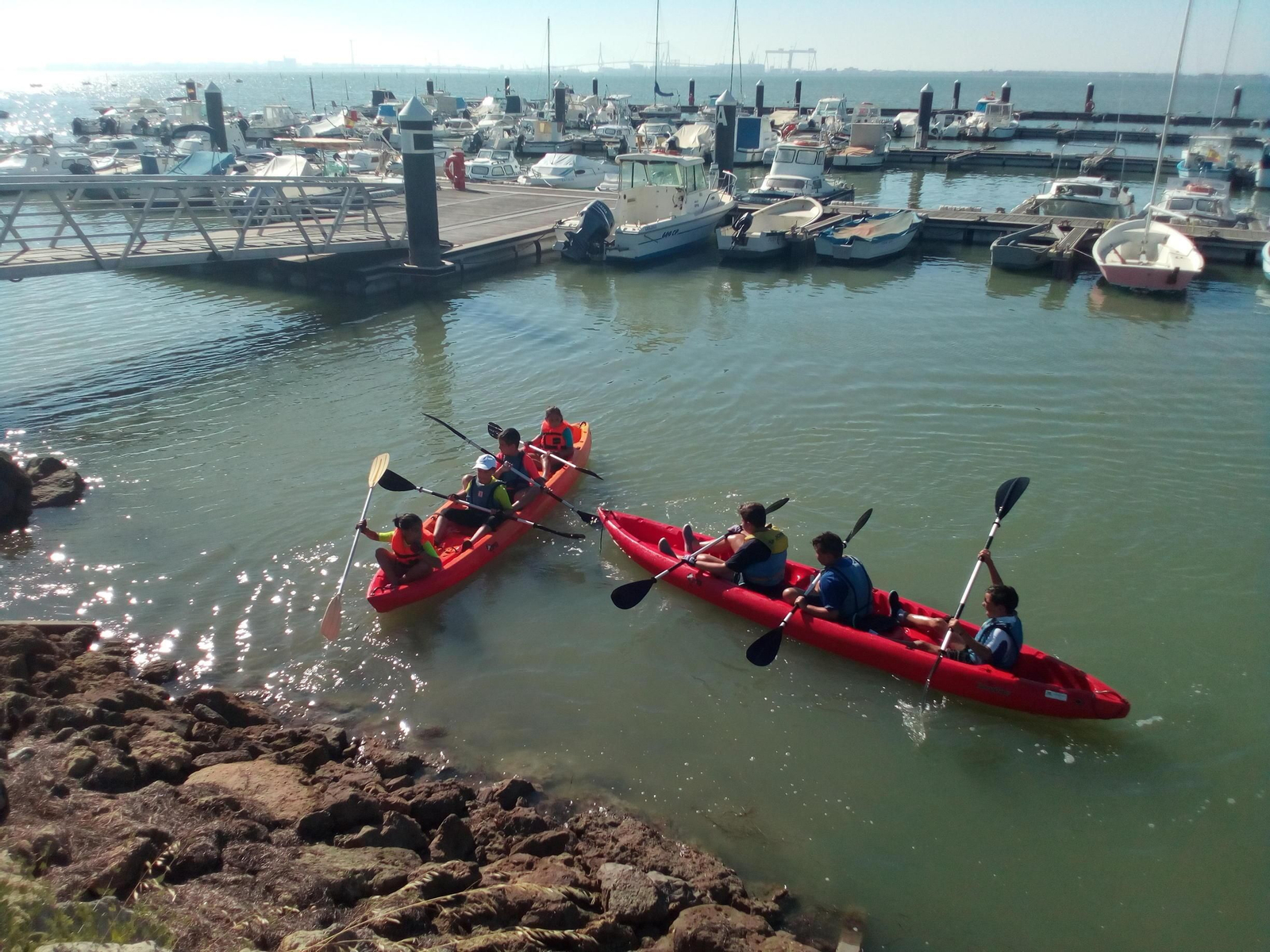 Varios niños en una actividad de kayak.