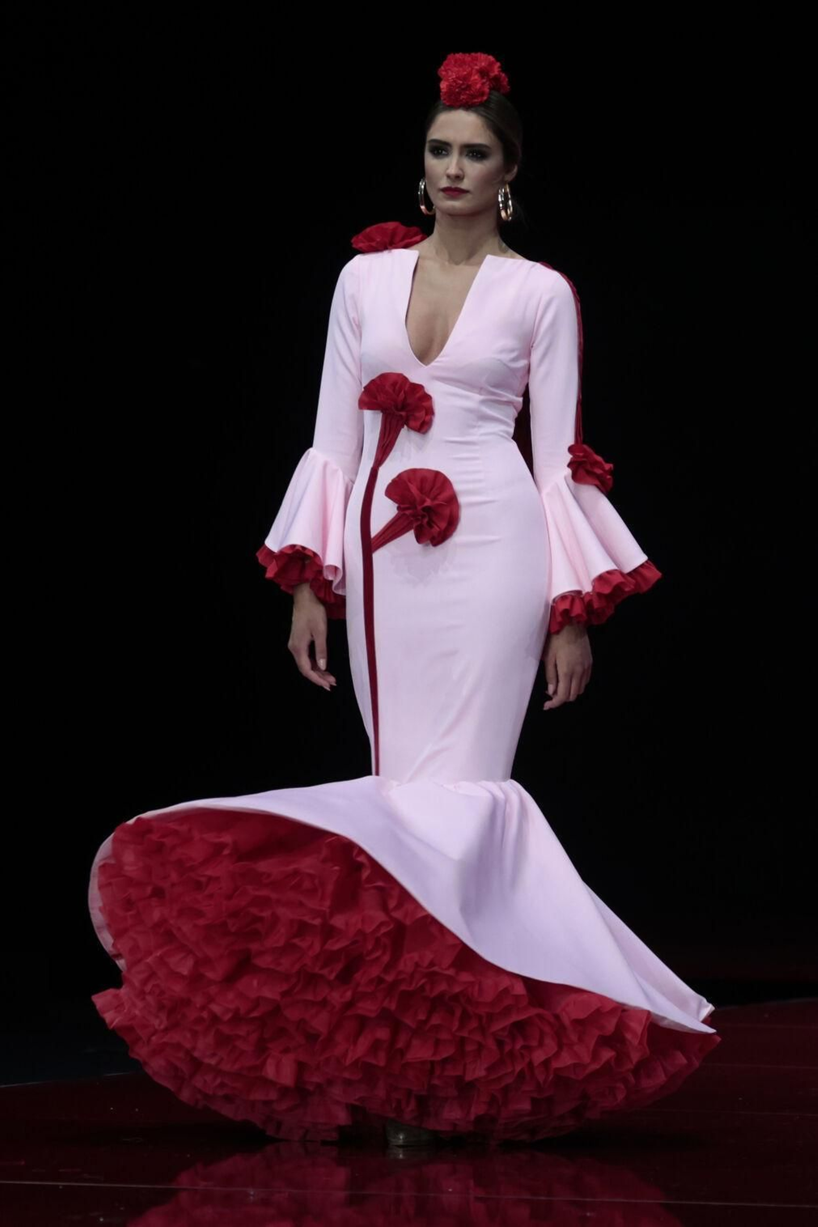 Diseño de Ana Morón en rojo y rosa visto en SIMOF 2022.