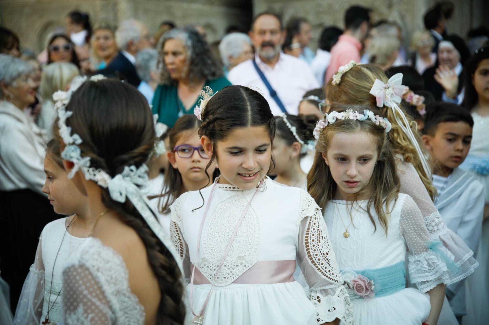 Imágenes de la procesión del Corpus Christi en Almería: así han sido la misa y la posterior marcha por la capital