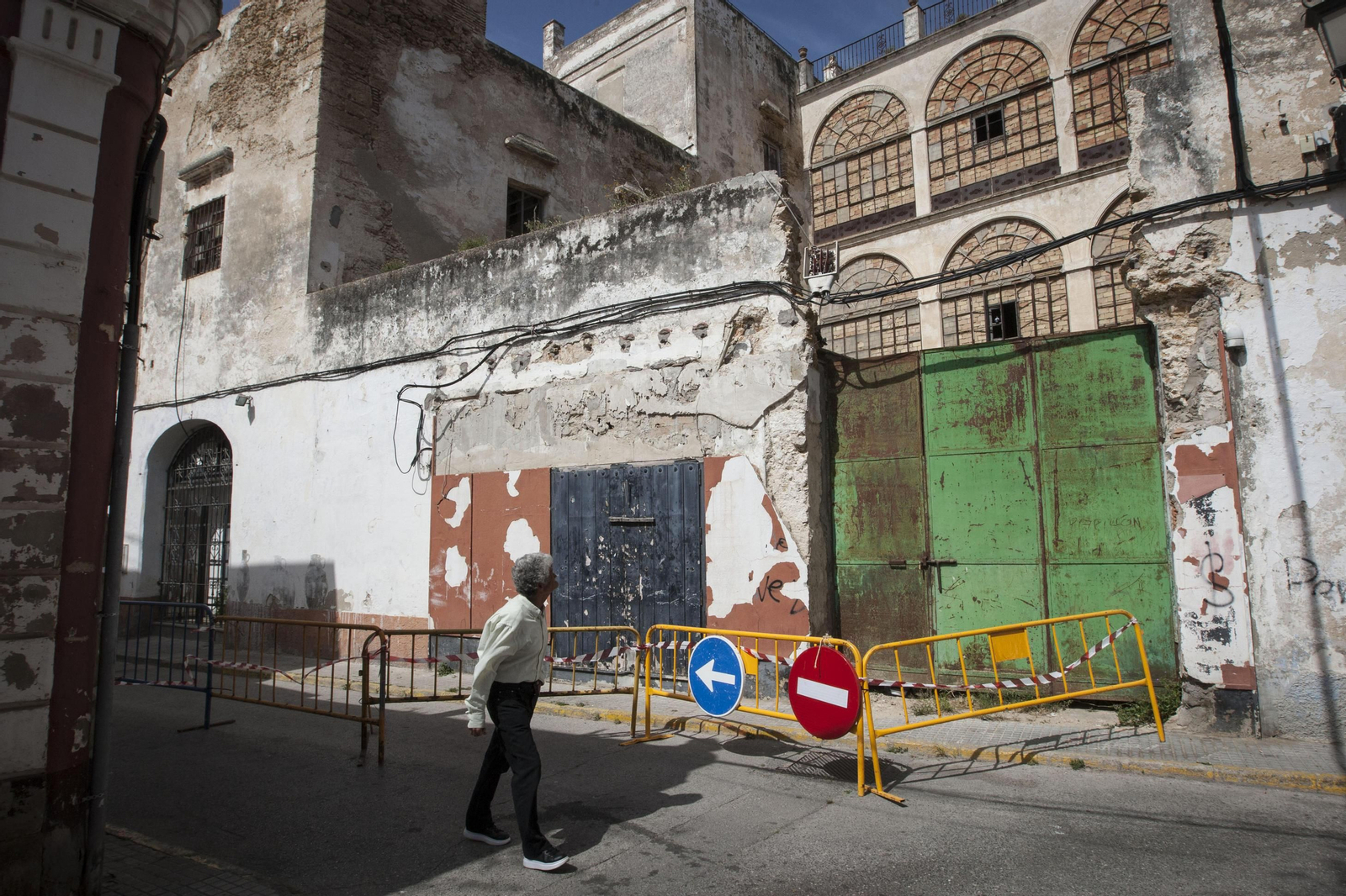 Trasera de la Casa Lazaga, protegida por vallas, ante el desprendimiento de elementos del muro exterior.