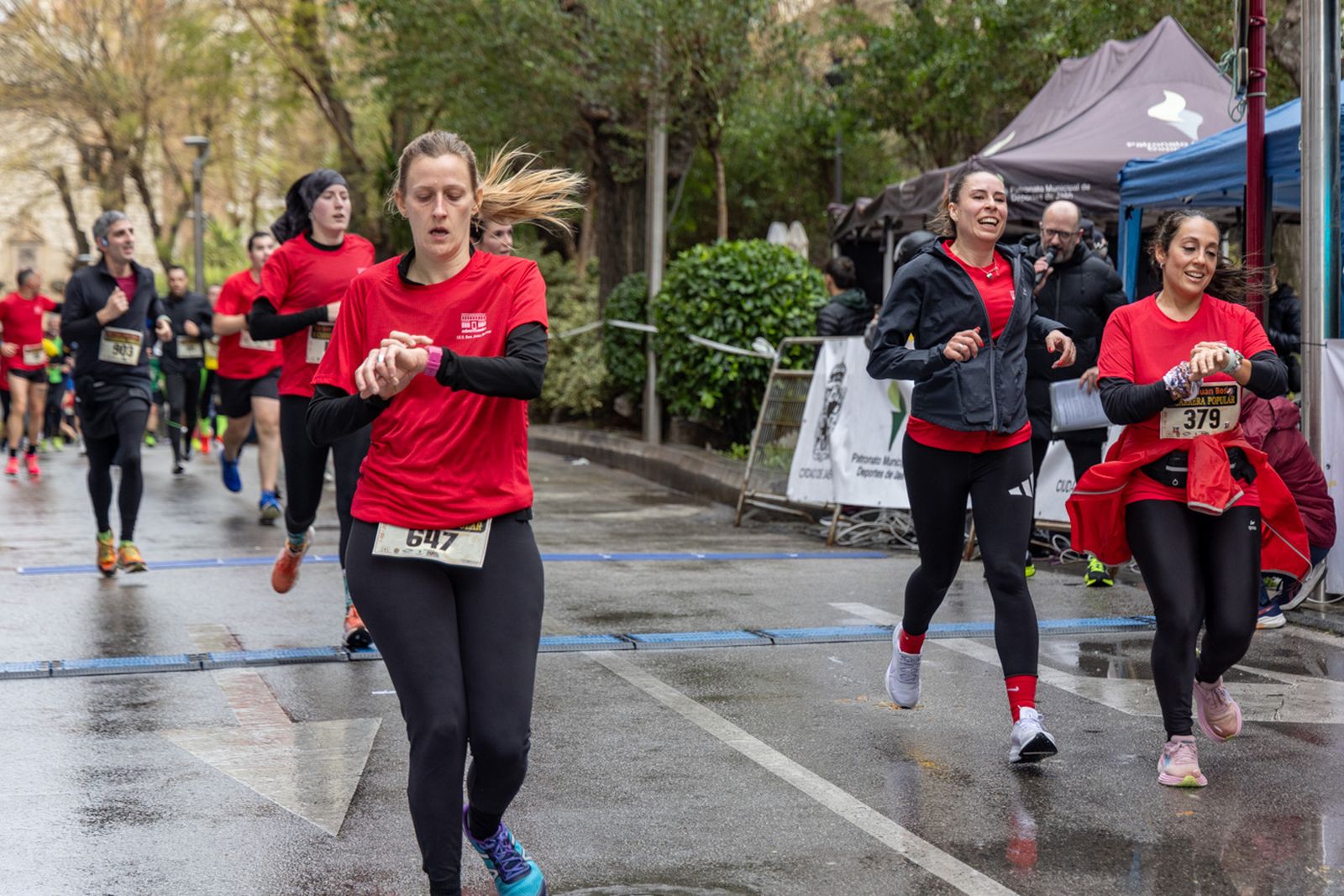 En imágenes: la lluvia no frena a más de un millar de corredores en la V Carrera Popular del IES San Juan Bosco (2)