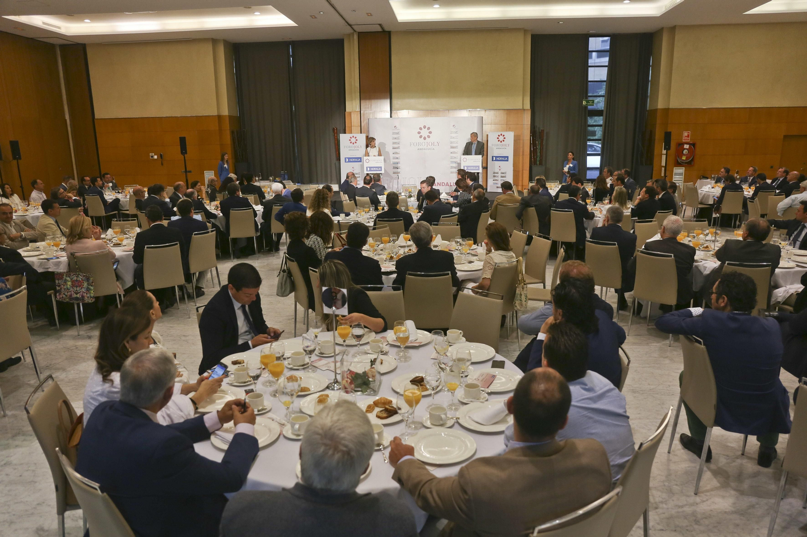 Las imágenes del desayuno-coloquio con Isabel García Tejerina