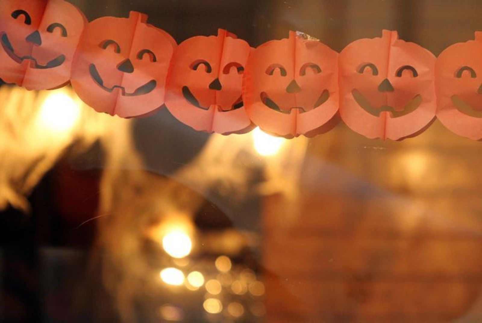 Calabazas de Halloween en un escaparate.