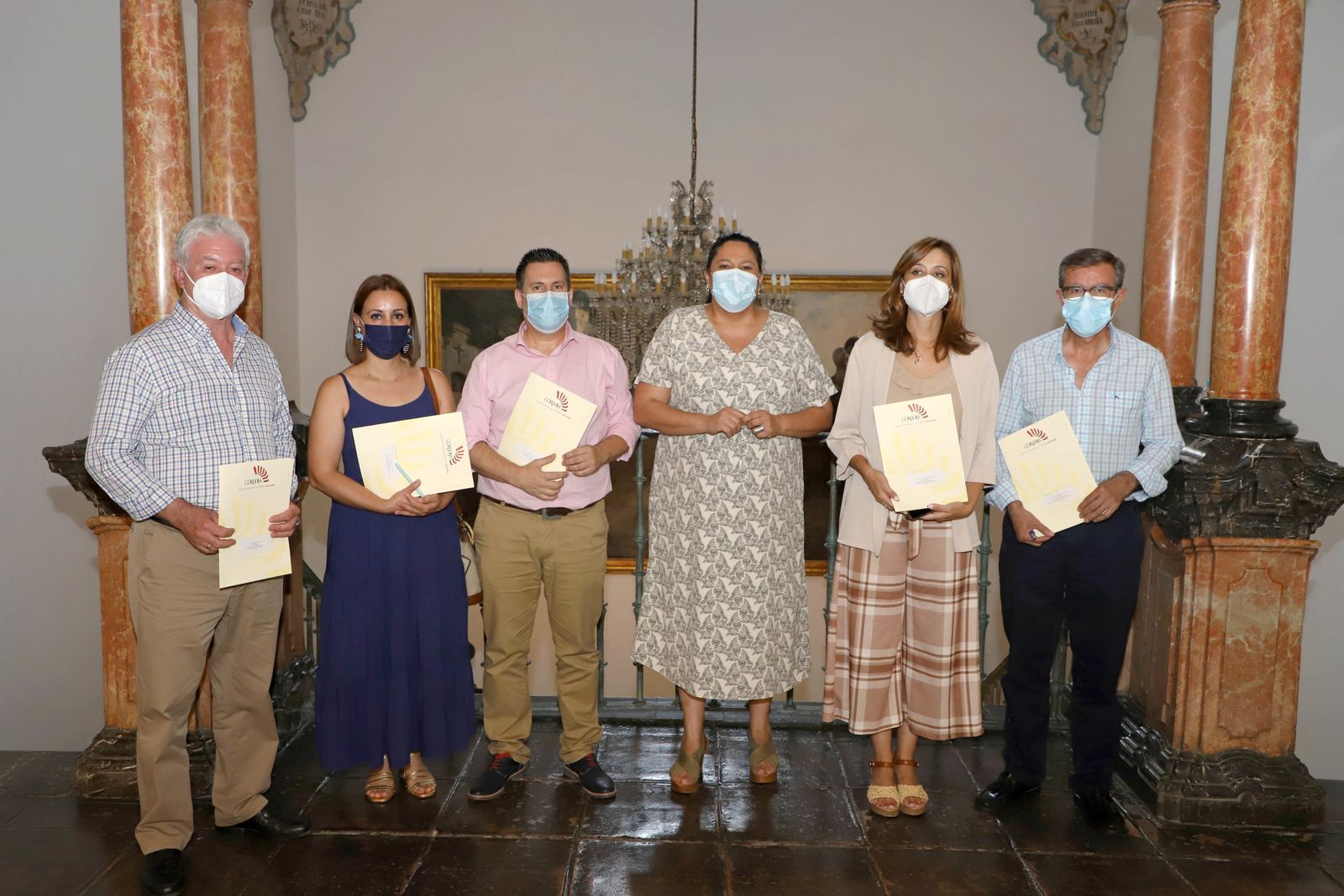 Representantes institucionales tras la firma de los acuerdos.