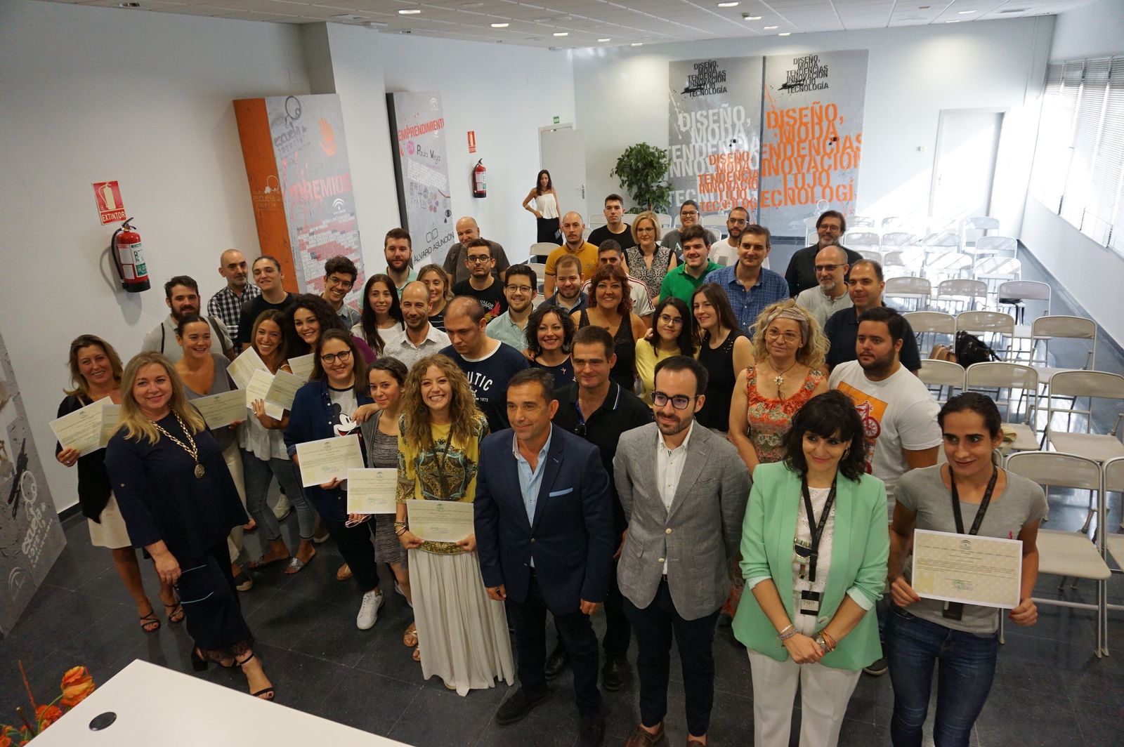 Los alumnos de la Escuela de Joyería, tras recibir sus diplomas.
