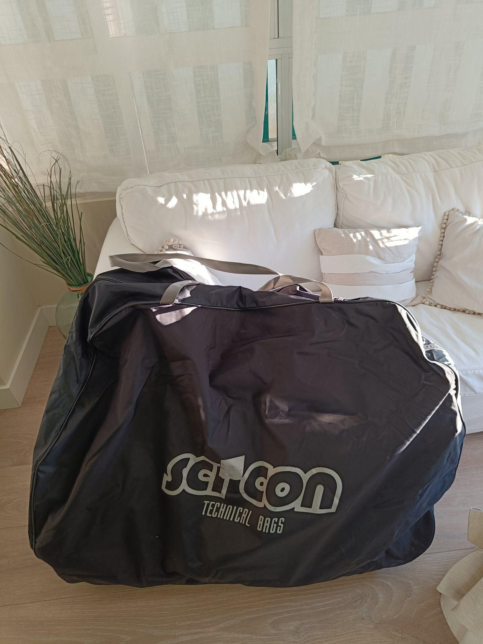 Bicicleta de Julián Serrano empaquetada en una bolsa de transporte.