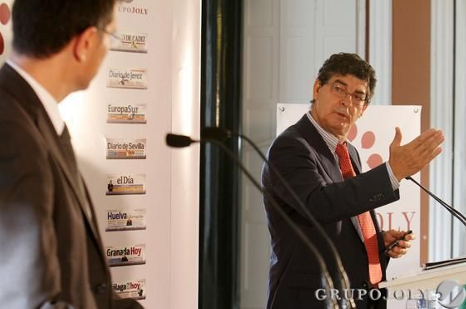 El vicepresidente de la Junta, Diego Valderas, contesta a una de las preguntas del director de 'Huelva Información', Javier Chaparro.  Foto: Alberto Domínguez / Josué Correa