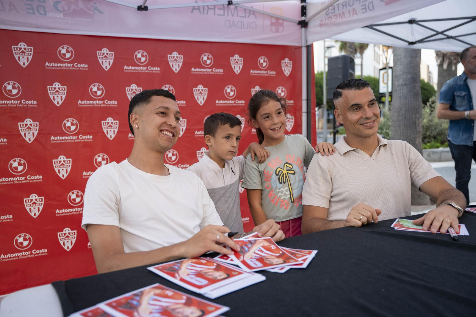 Los jugadores de la UDA Thalys y Andrés firman autógrafos